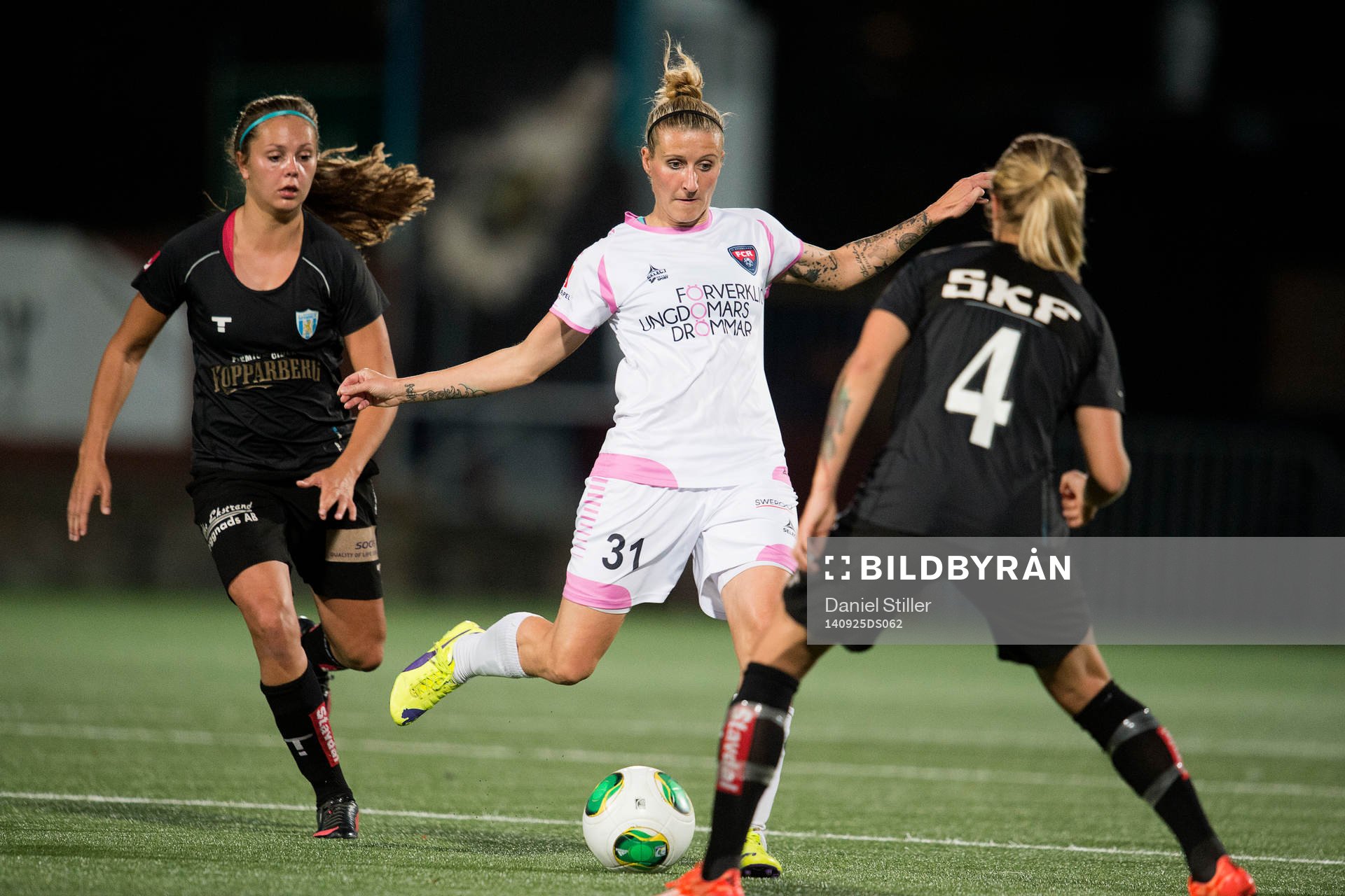 Rosengårds Anja Mittag framför Göteborgs Andrine Hegerbeg under fotbollsmatchen i Damallsvenskan mellan Göteborg och Rosengård den 25 september 2014 i Göteborg.