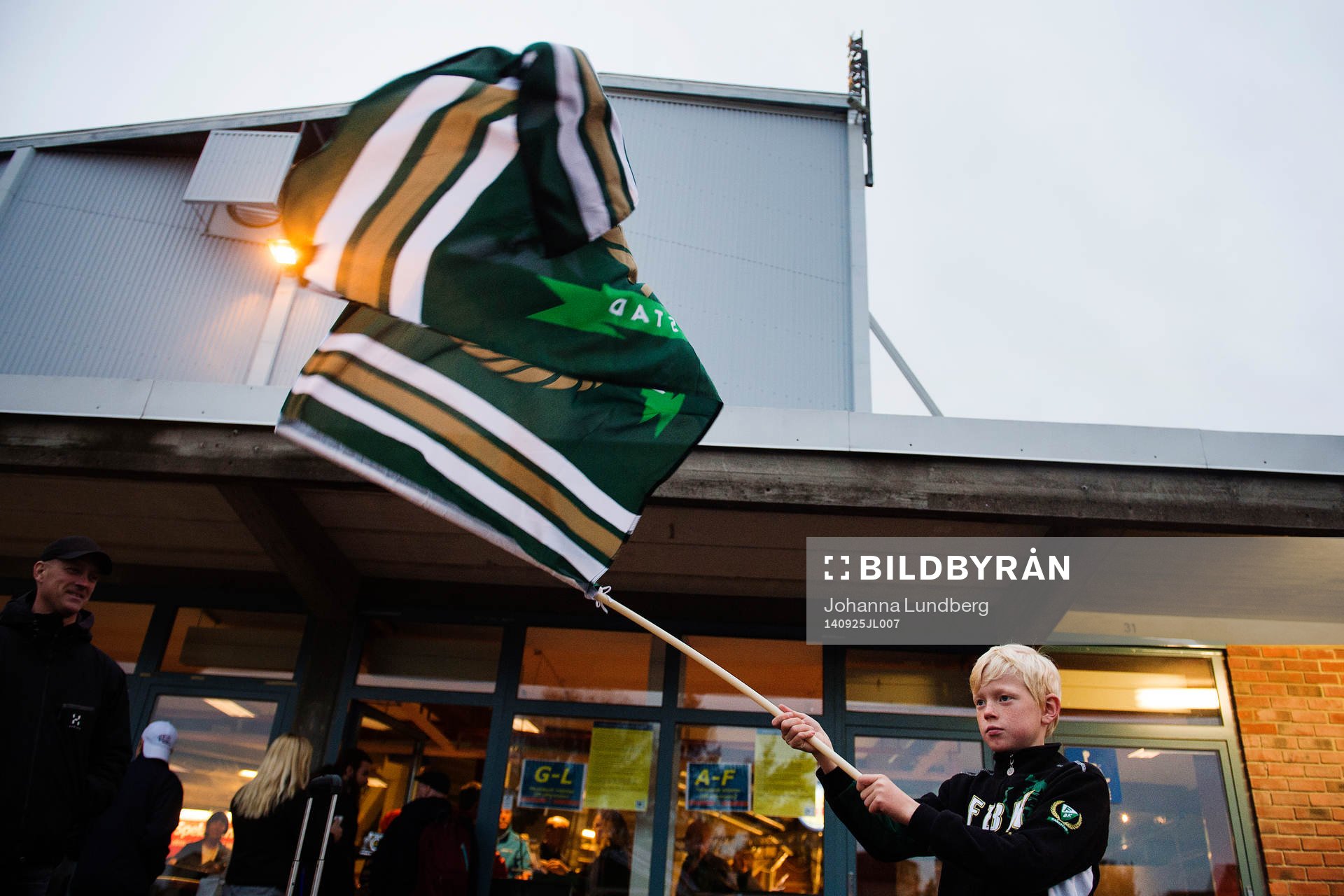 En färjestadssupporter viftar med sin flagga