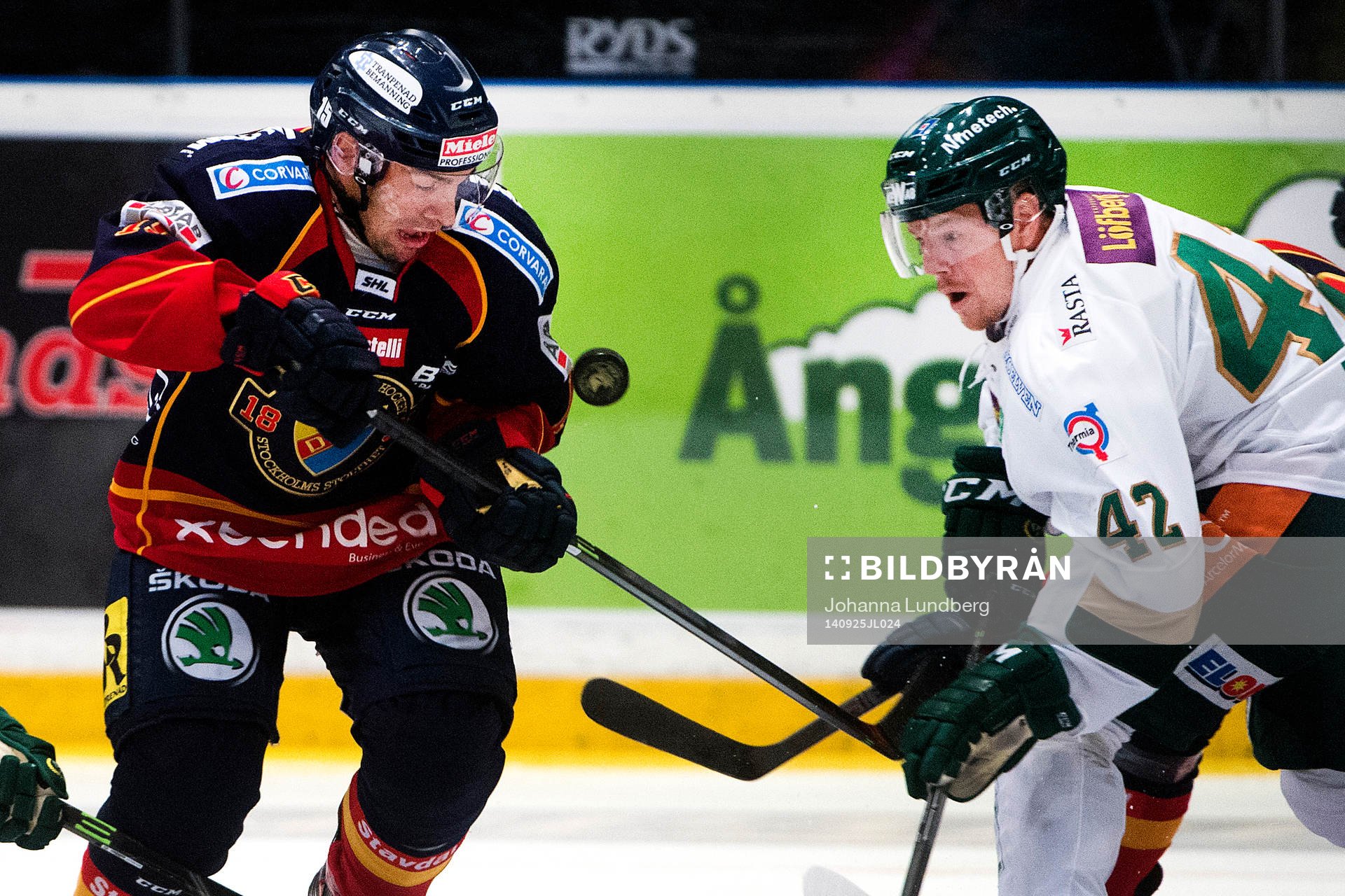 Djurgårdens Steve Saviano och Färjestads Joakim Hillding