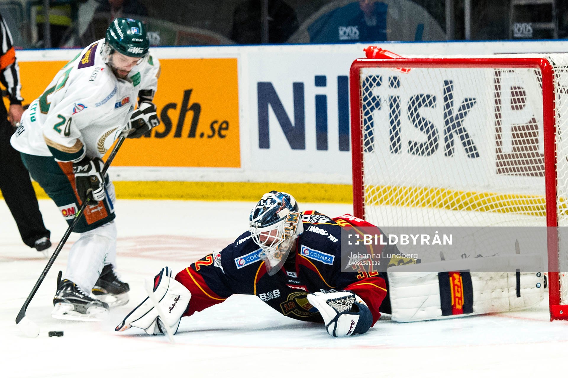 Djurgårdens målvakt Mikael Tellqvist räddar Färjestads