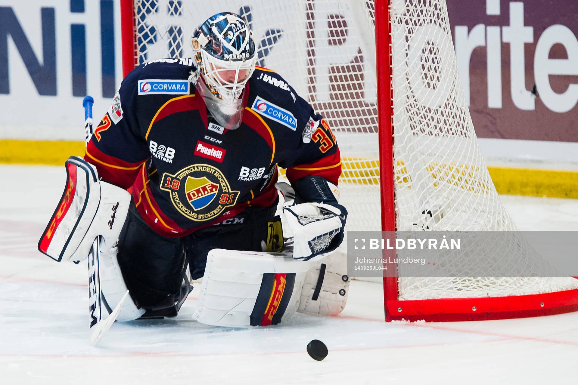 Djurgårdens målvakt Mikael Tellqvist räddar en straff