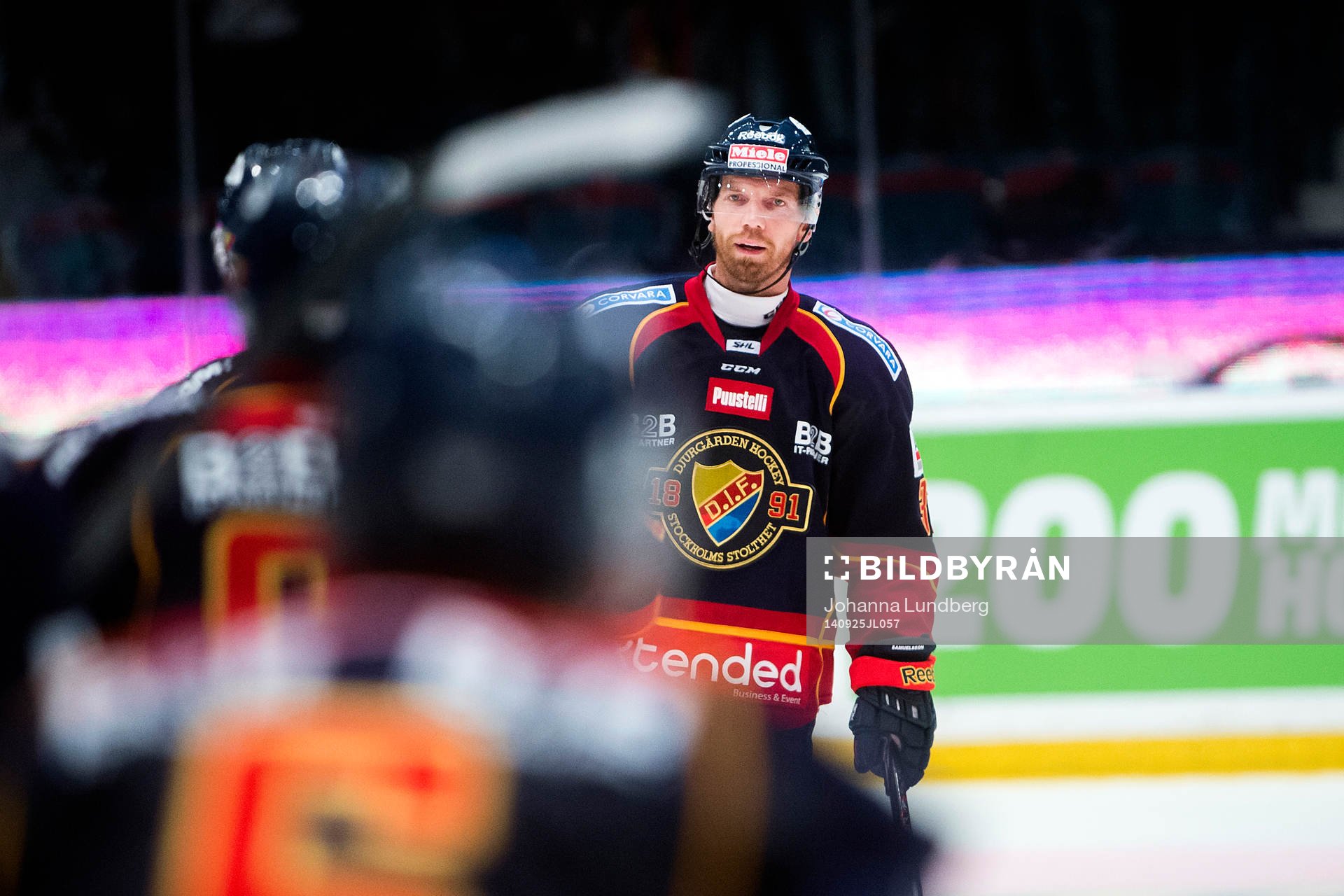 Djurgårdens Mikael Samuelsson jublar med sina lagkamrater