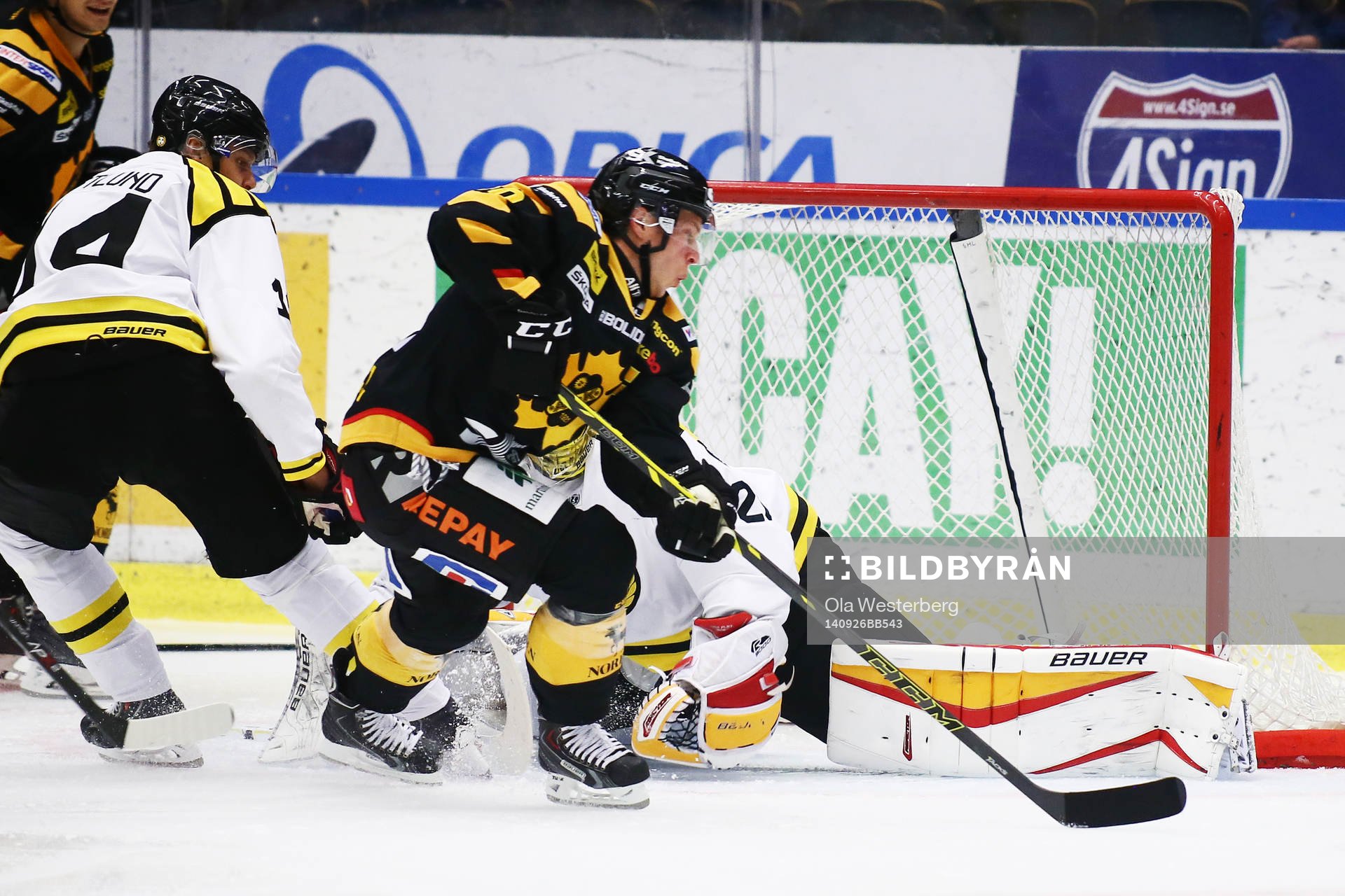 Skellefteås Erik Forssell gör mål på  Brynäs målvakt