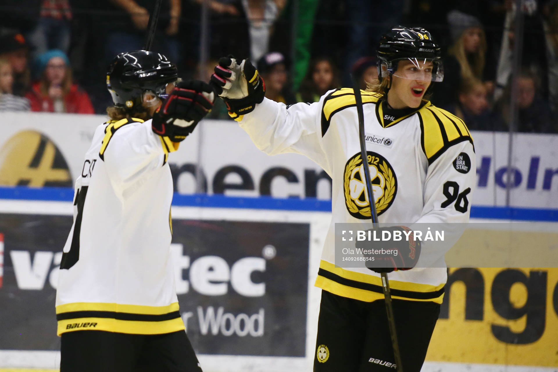 Brynäs Adam Brodecki och Oskar Lindblom jublar