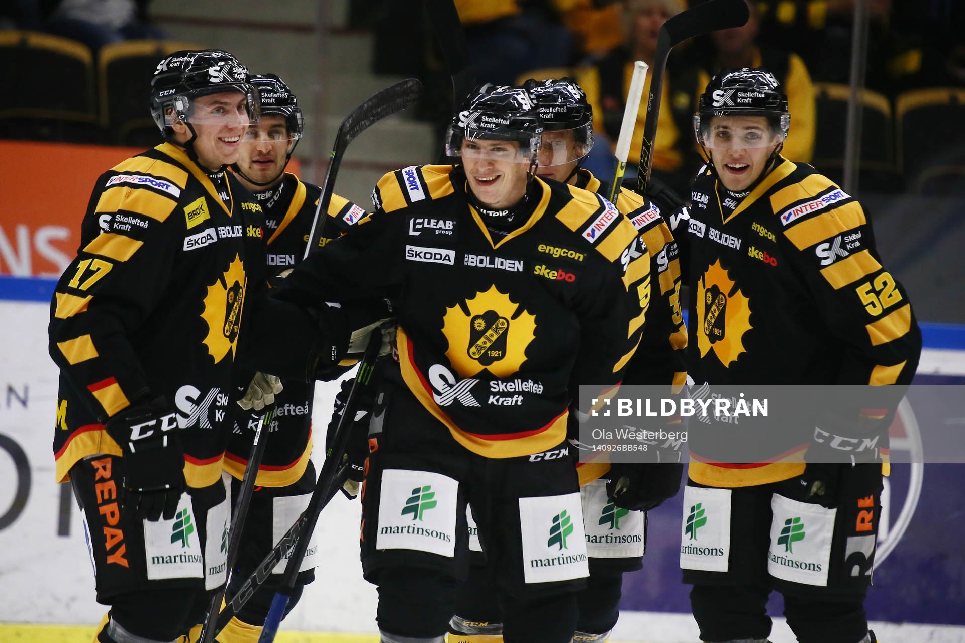 Skellefteås Martin Sevc  jublar med Anton Lindholm och