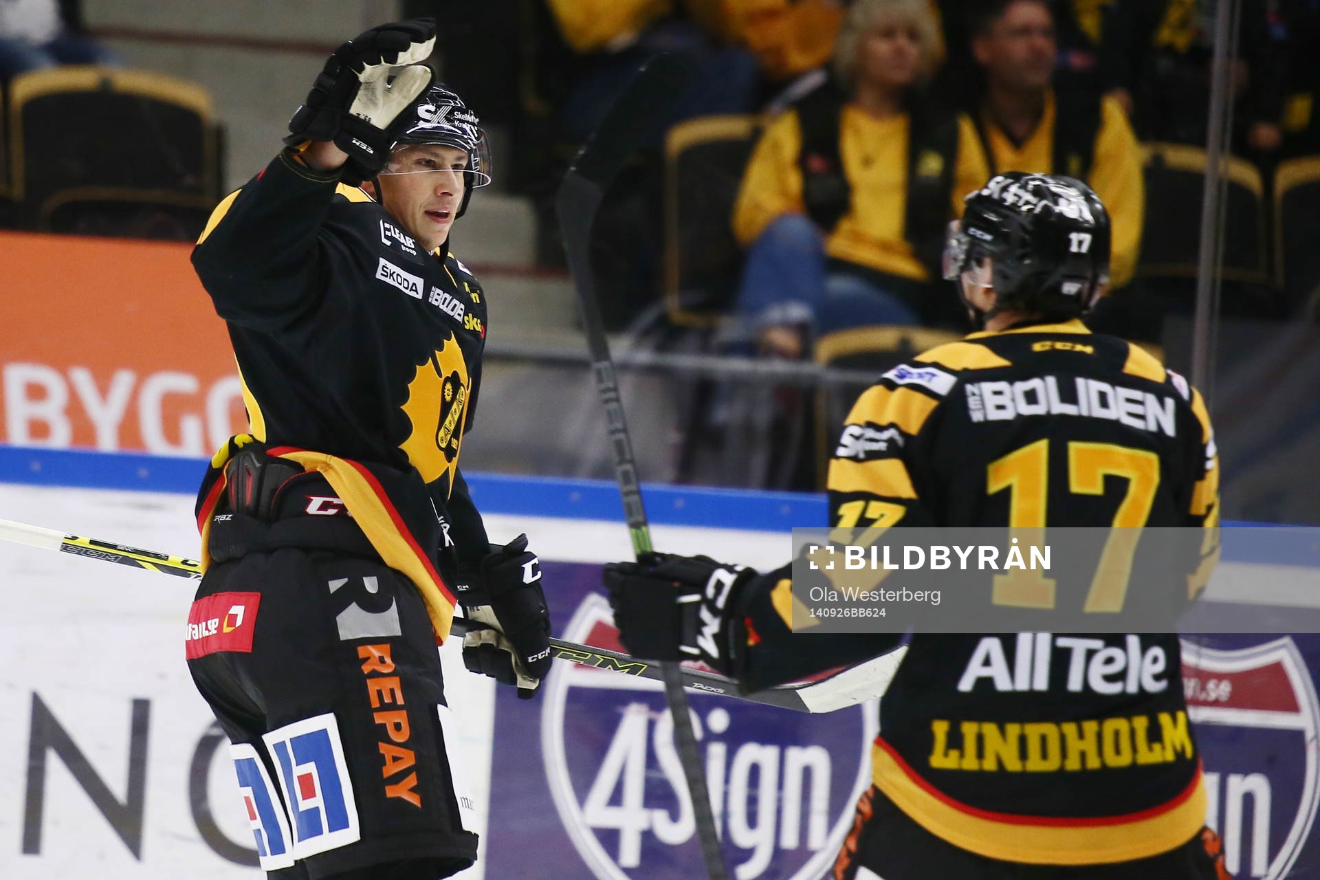 Skellefteås Martin Sevc  och Pär Lindholm jublar