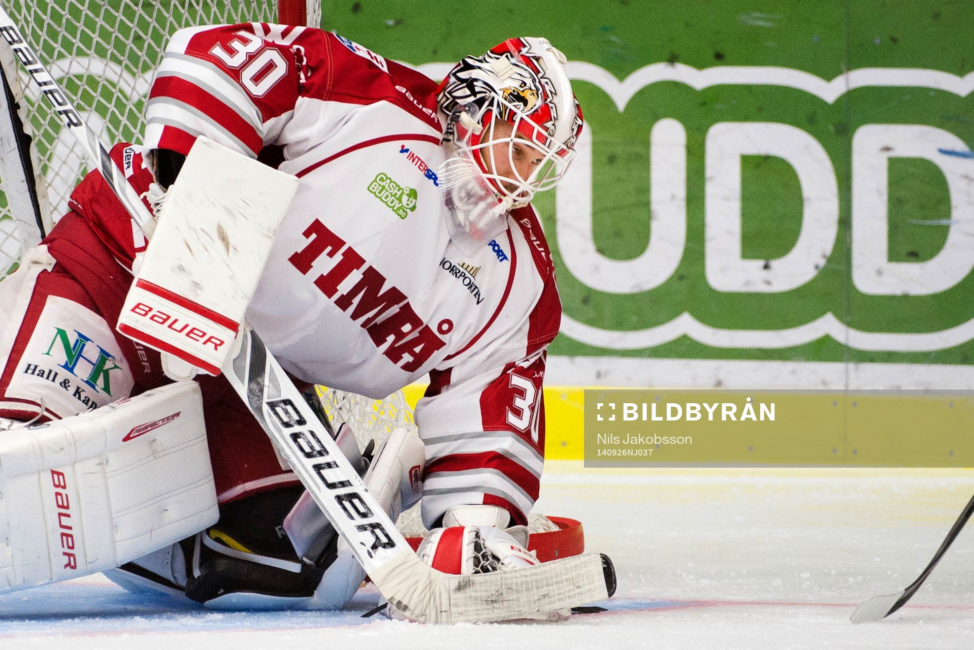 Timrås målvakt Mika Norja blockerar pucken