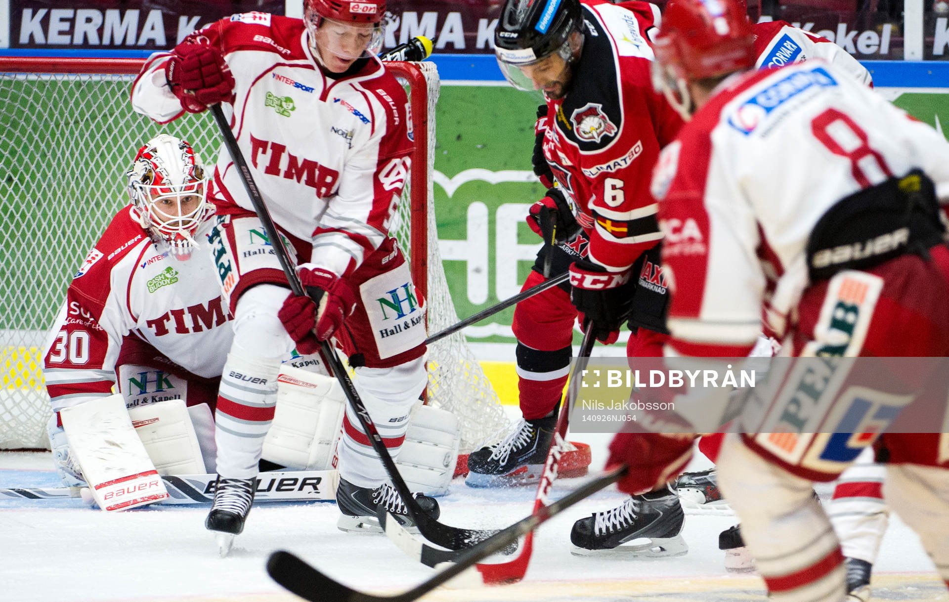 Stökigt och rörigt framför Timrås målvakt Mika Norja