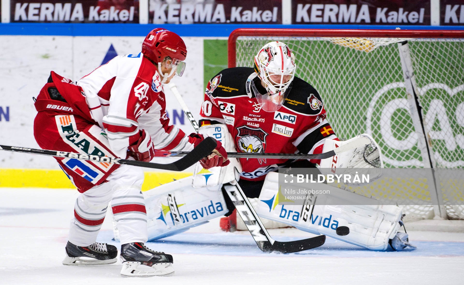 Timrås Daniel Öhrn och Malmö Redhawks målvakt Pontus