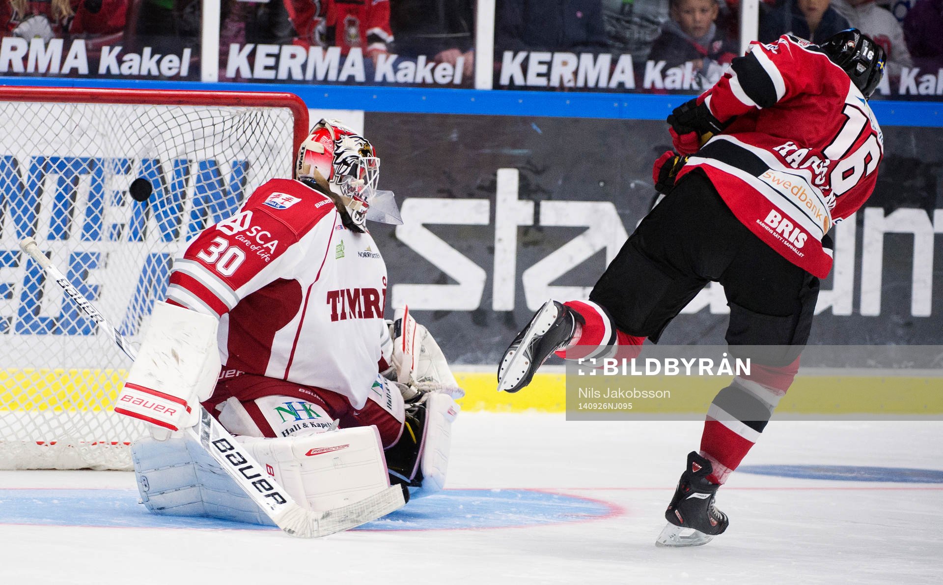 Malmö Redhawks Magnus Häggström sätter en straff bakom