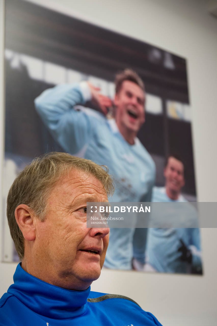 Malmö FFs tränare Åge Hareide i en intervju framför en