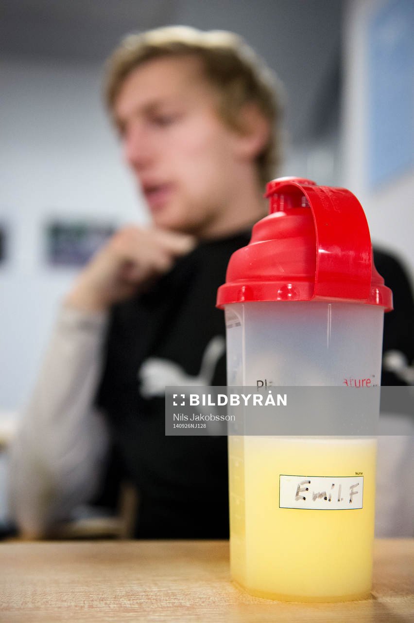 Malmö FFs Emil Forsberg med en dryckesflaska med gul dryck
