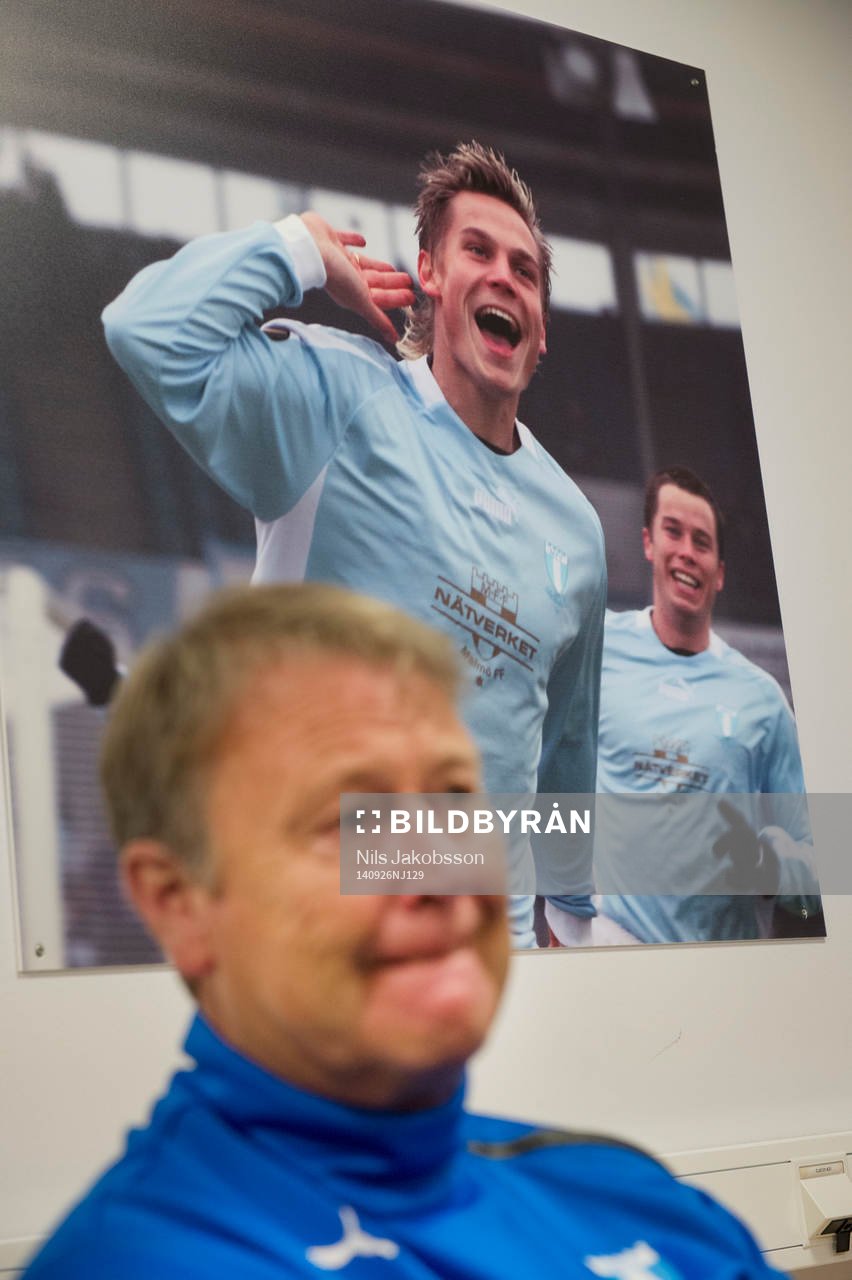 Malmö FFs tränare Åge Hareide i en intervju framför en