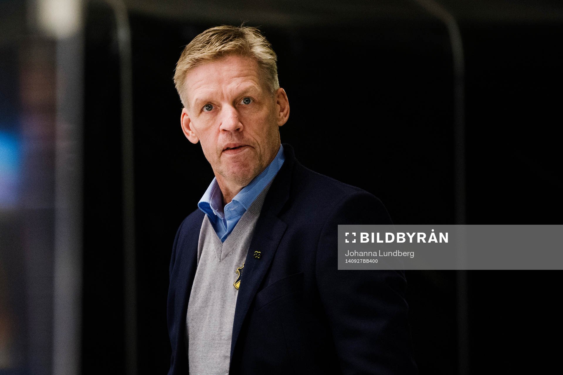s tränare Peter Gradin ser på uppvärmningen