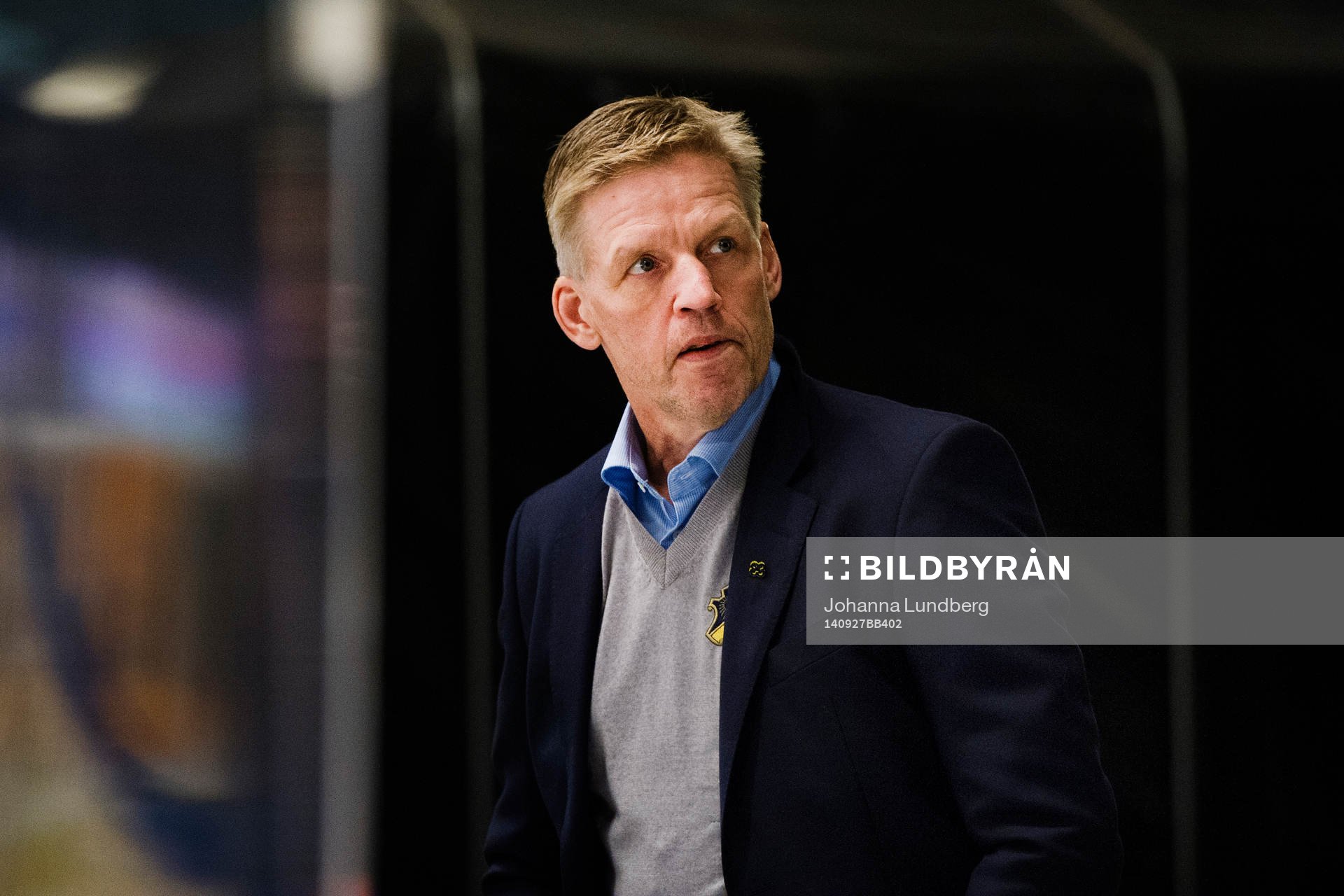 s tränare Peter Gradin ser på uppvärmningen