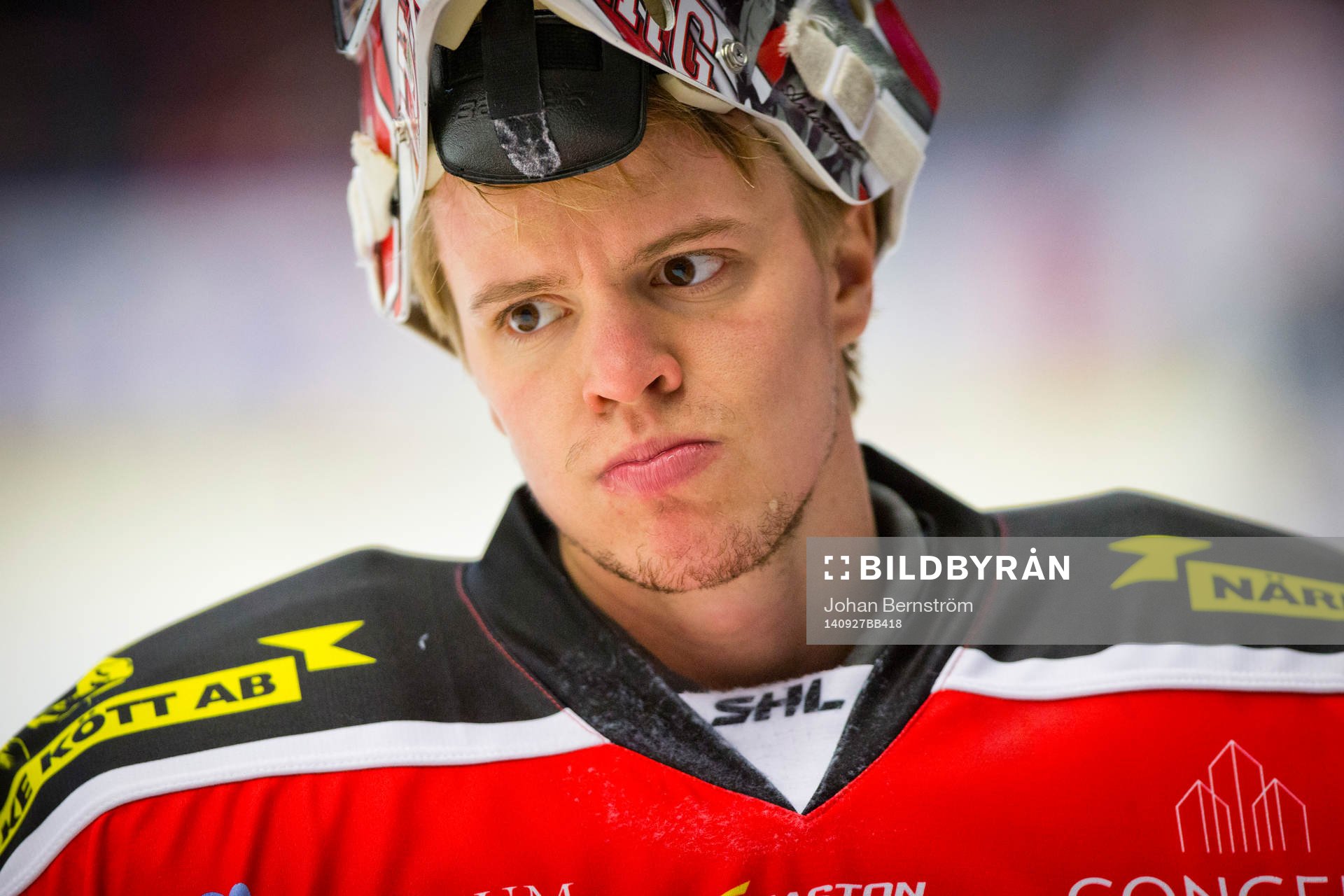Örebros målvakt Henrik Lundberg ser deppig ut
