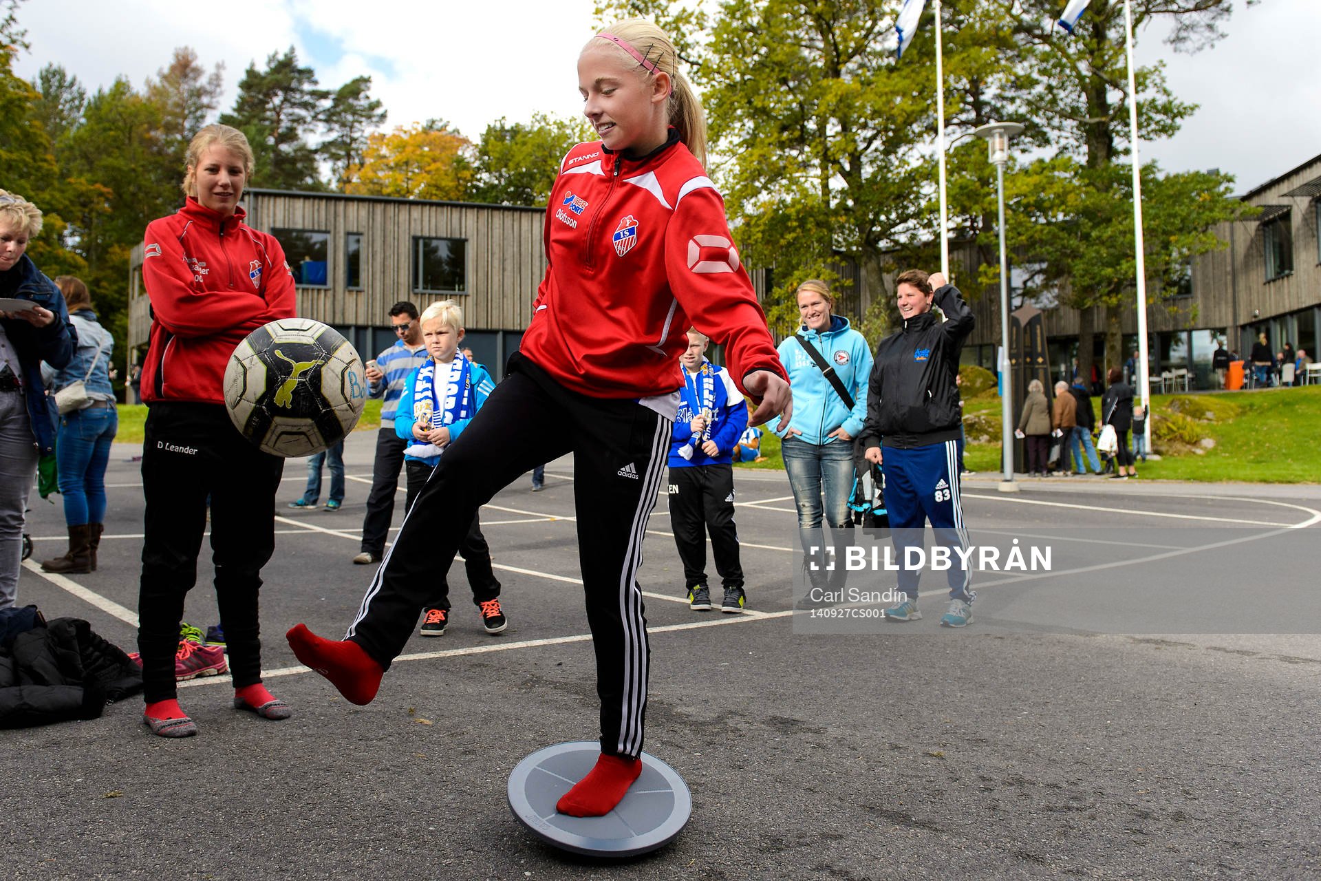 En tjej kickar boll