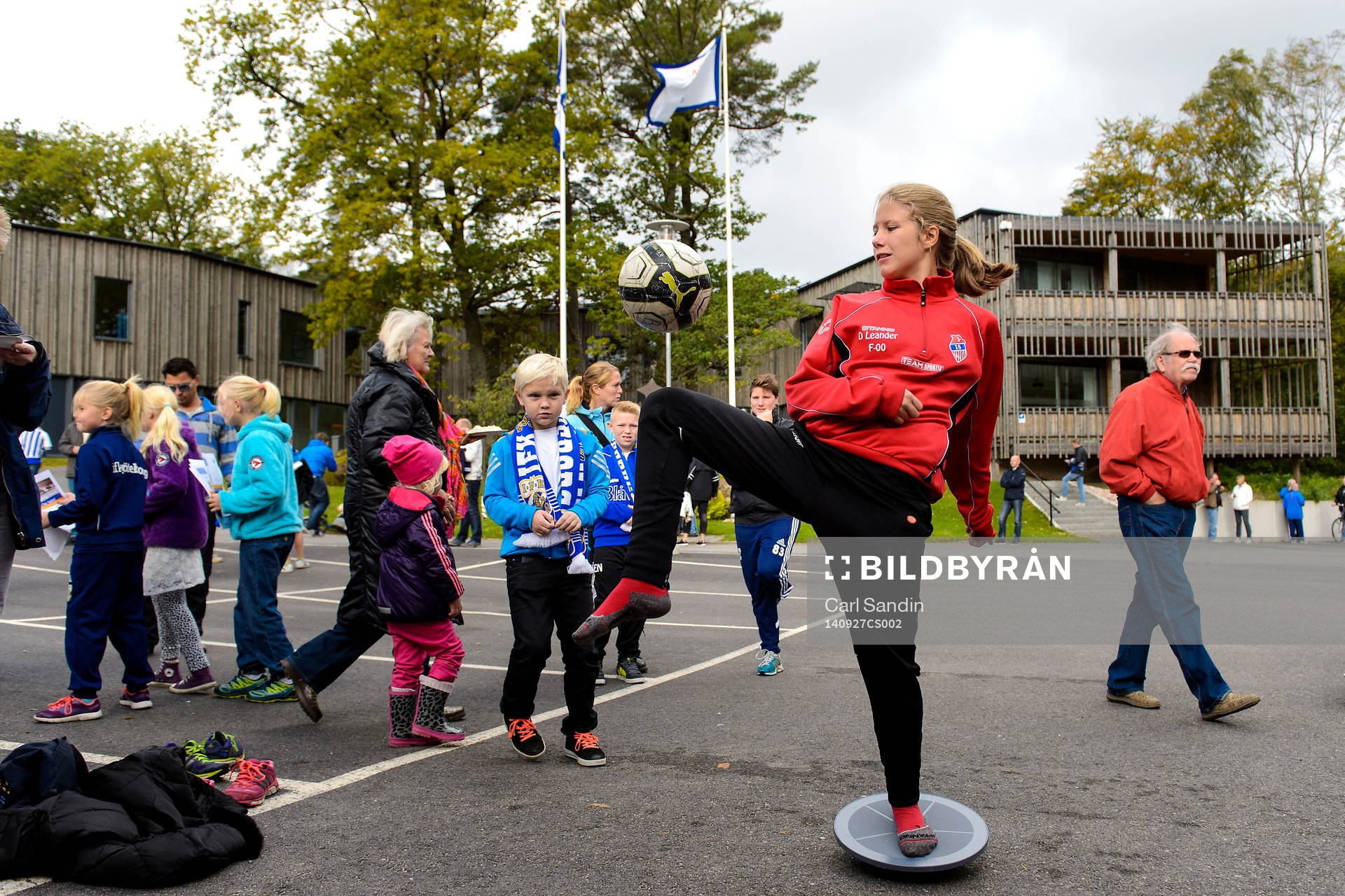 En tjej kickar boll