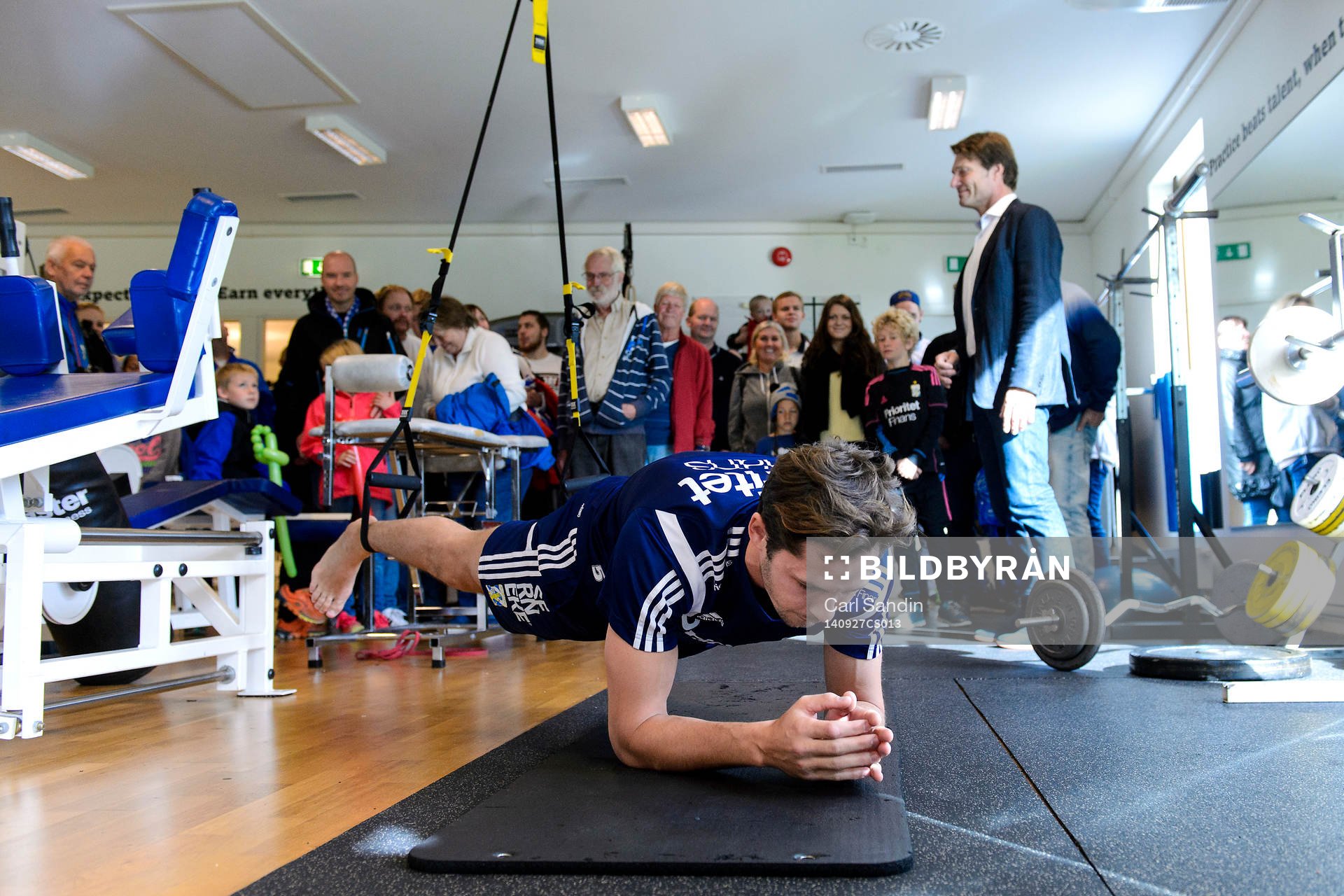 IFK Göteborgs Philip Haglund tränar medan klubbdirektör