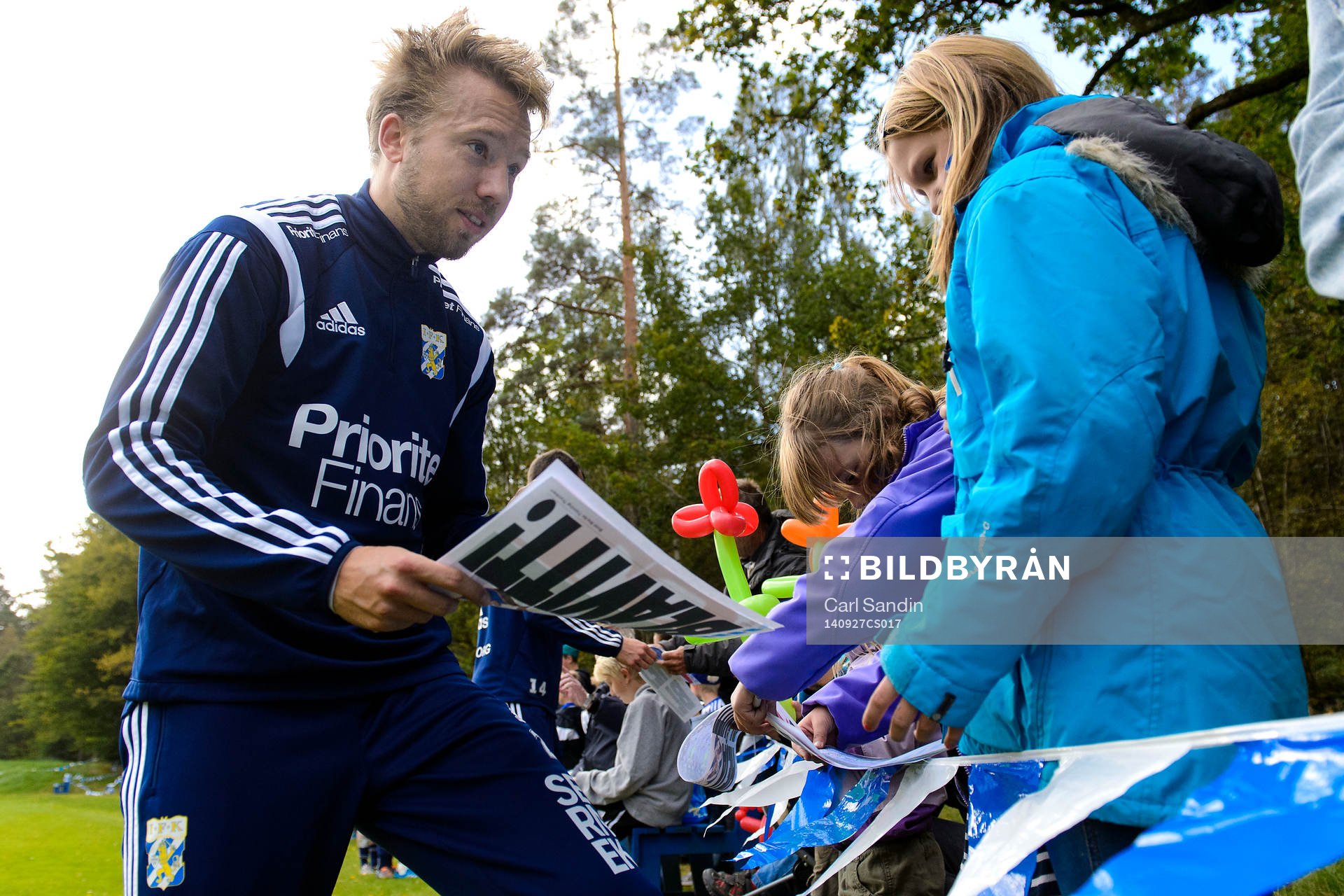 Adam Johansson skriver autigrafer