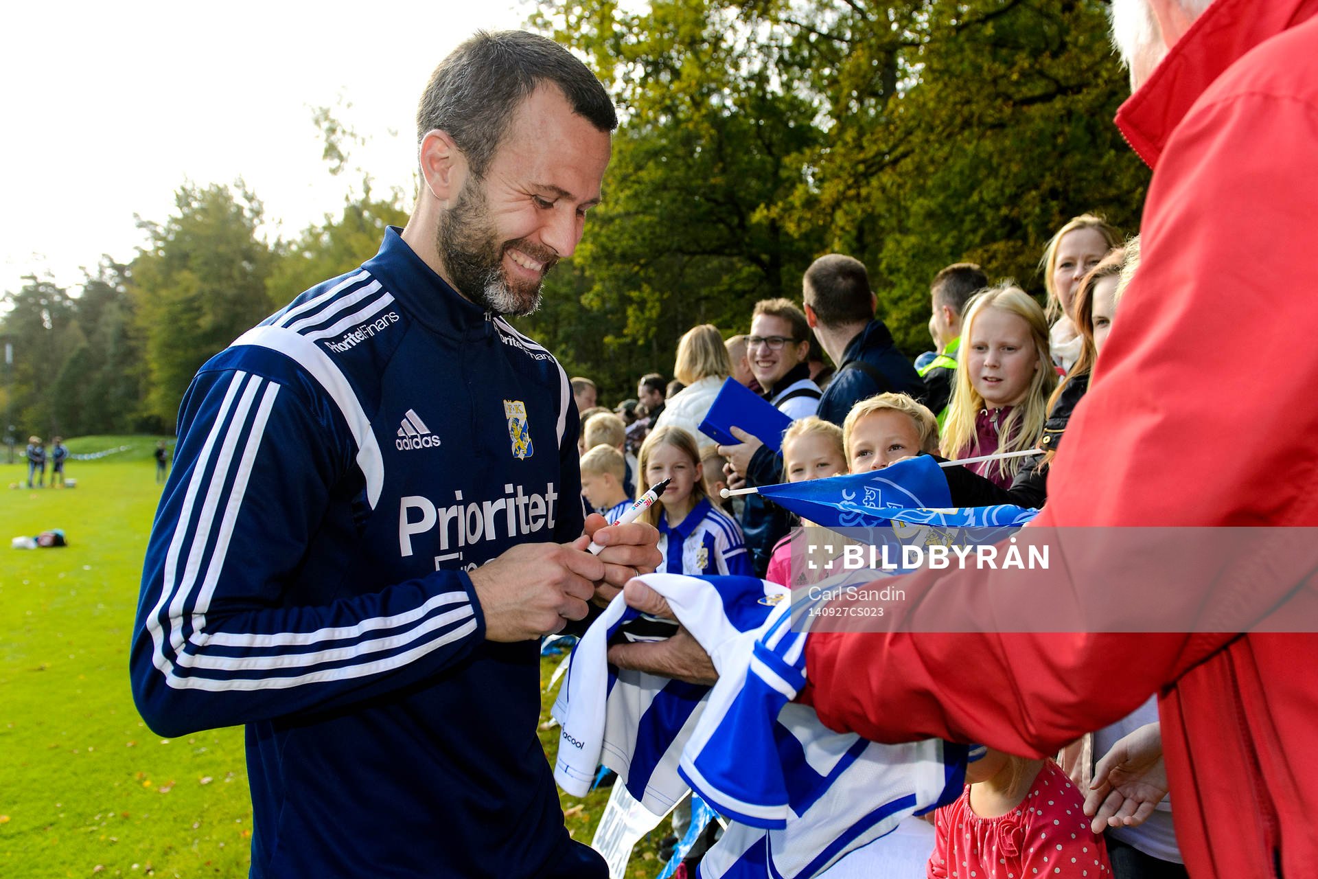 IFK Göteborgs Hjalmar Jonsson skriver autografer