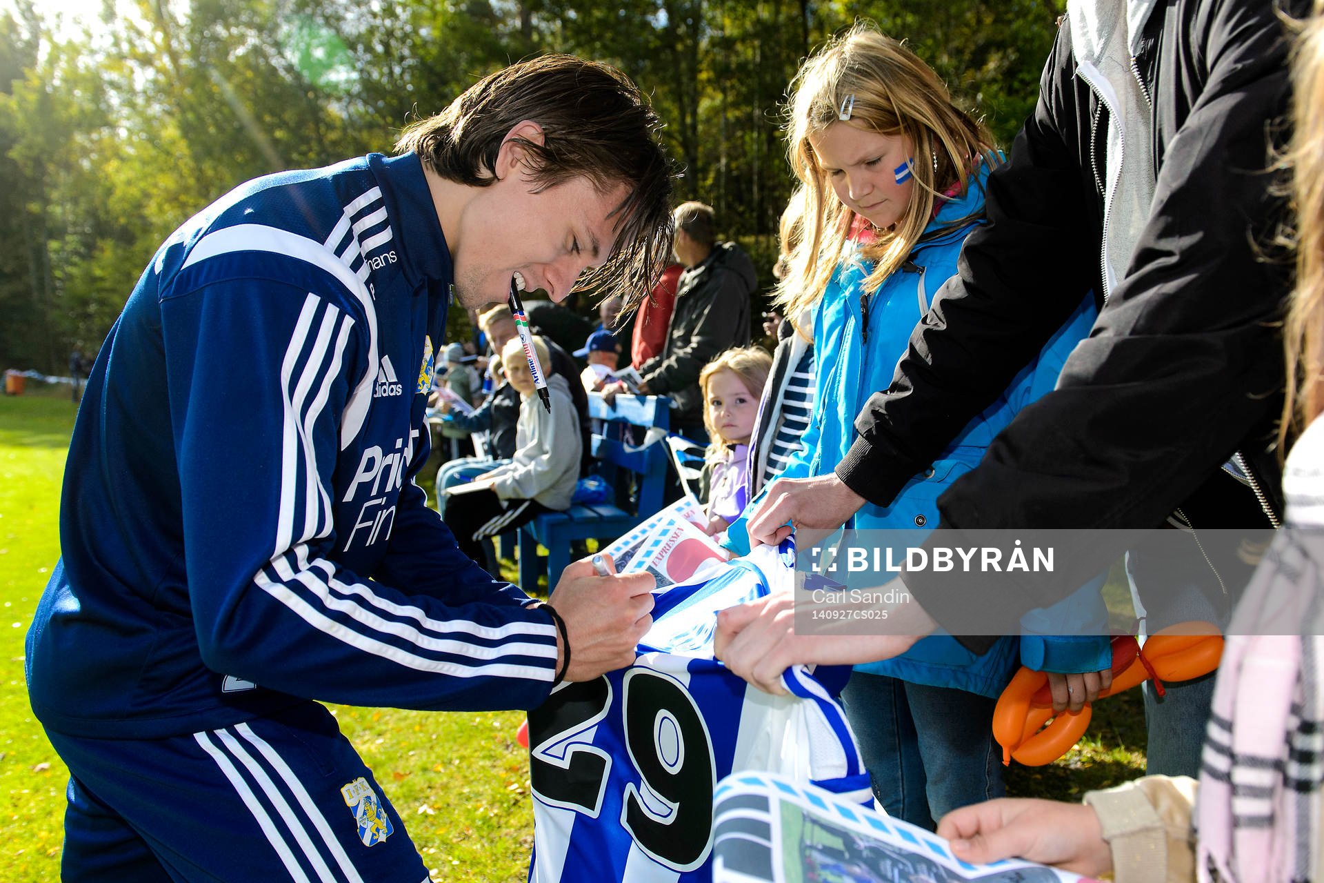 IFK Göteborgs Lasse Vibe skriver autografer