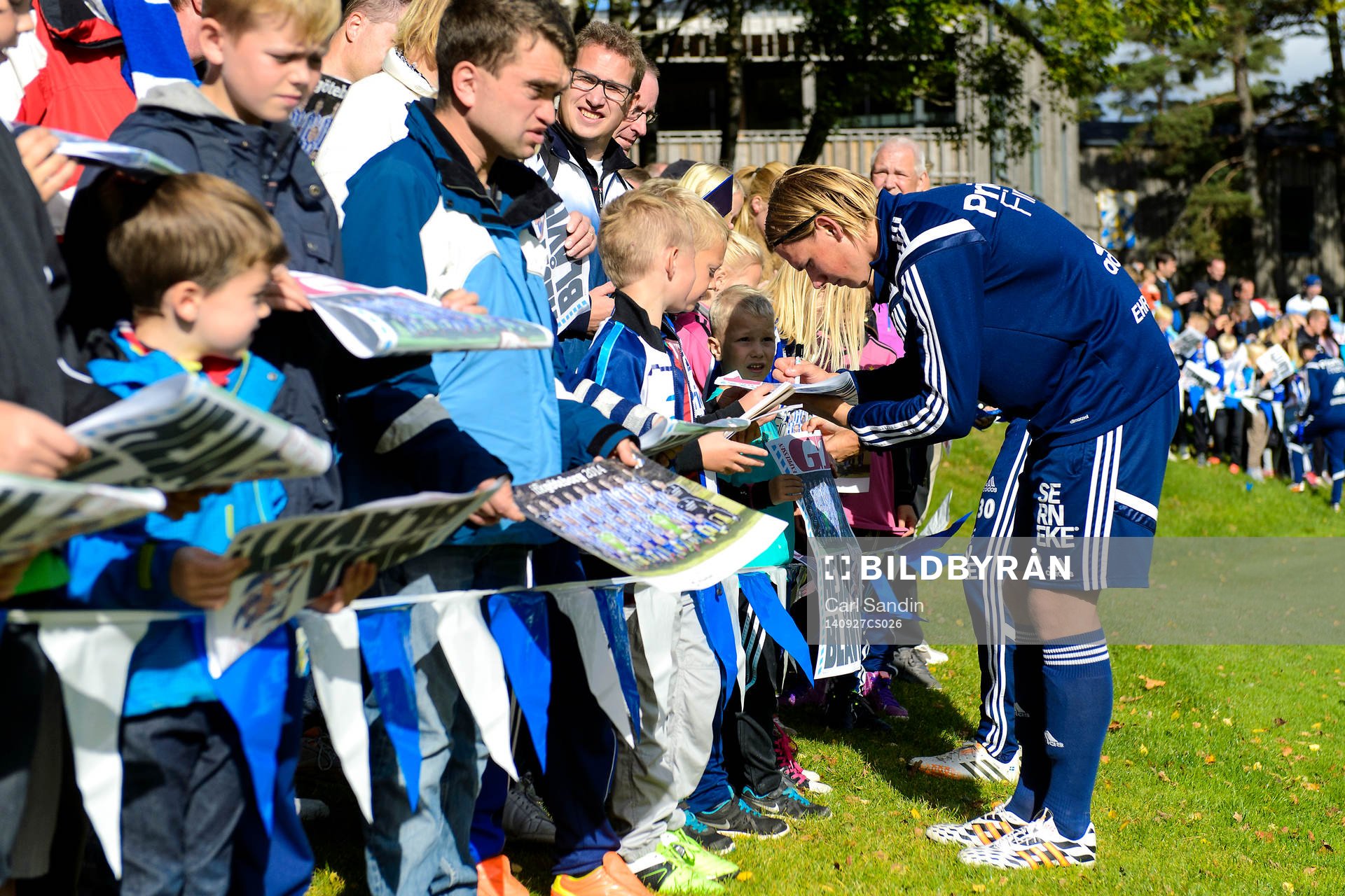 IFK Göteborgs Hampus Zackrisson skriver autografer
