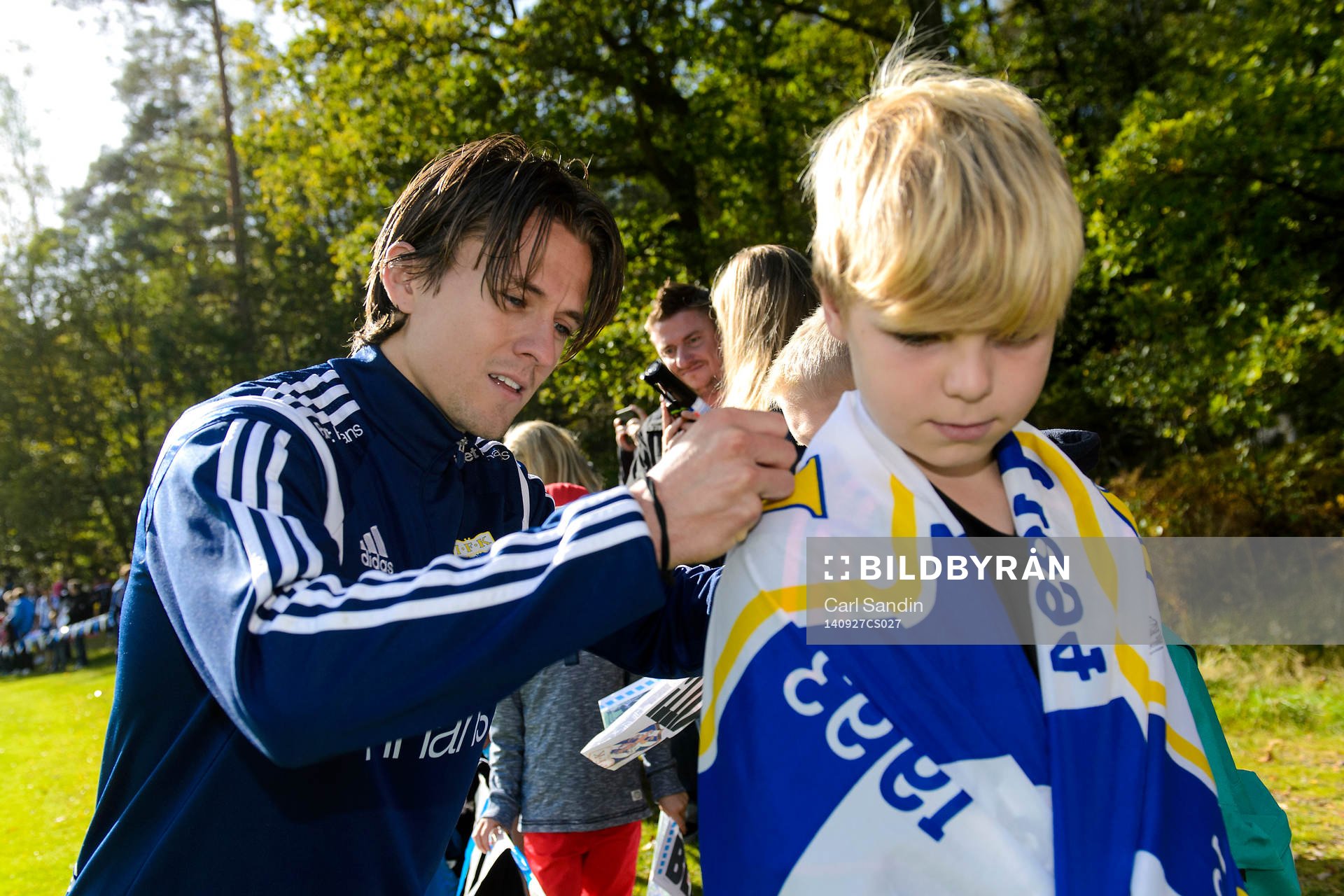 IFK Göteborgs Lasse Vibe skriver autografer