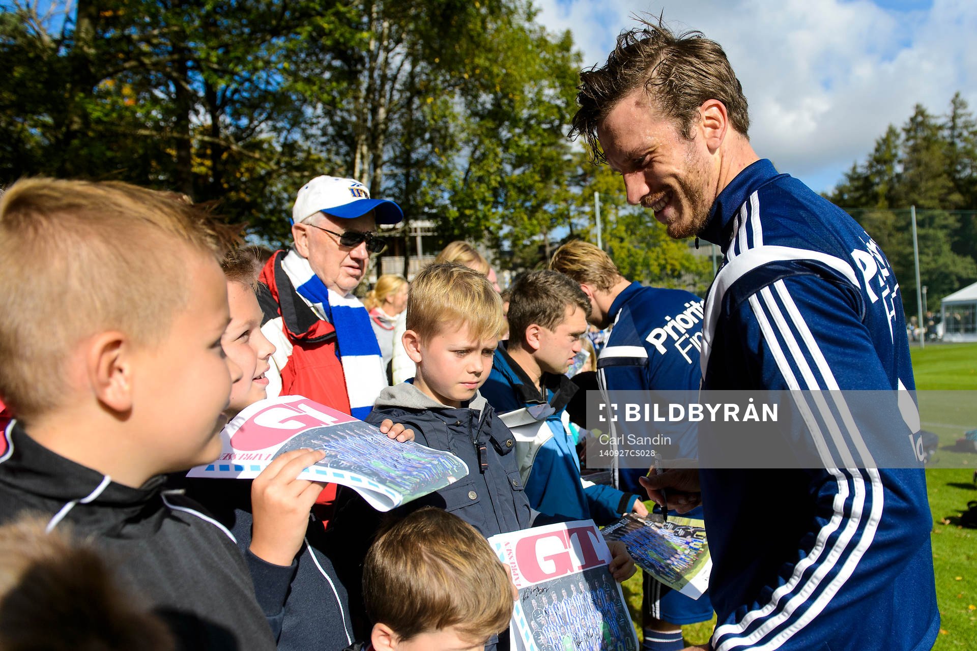 IFK Göteborgs Gustav Svensson skriver autografer
