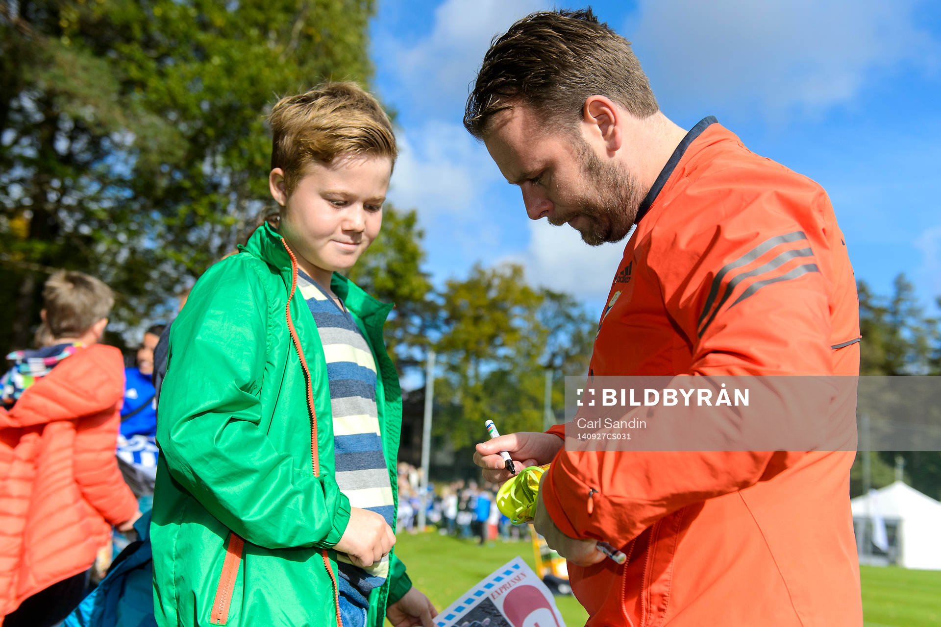 IFK Göteborgs tränare Mikael Stahre skriver autografer