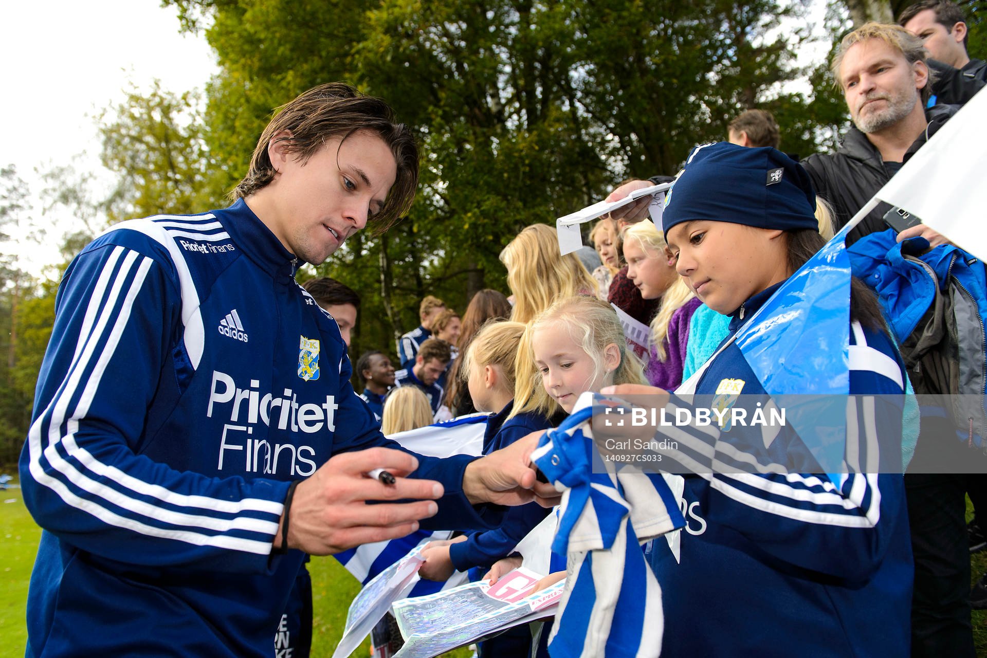 IFK Göteborgs Lasse Vibe skriver autografer