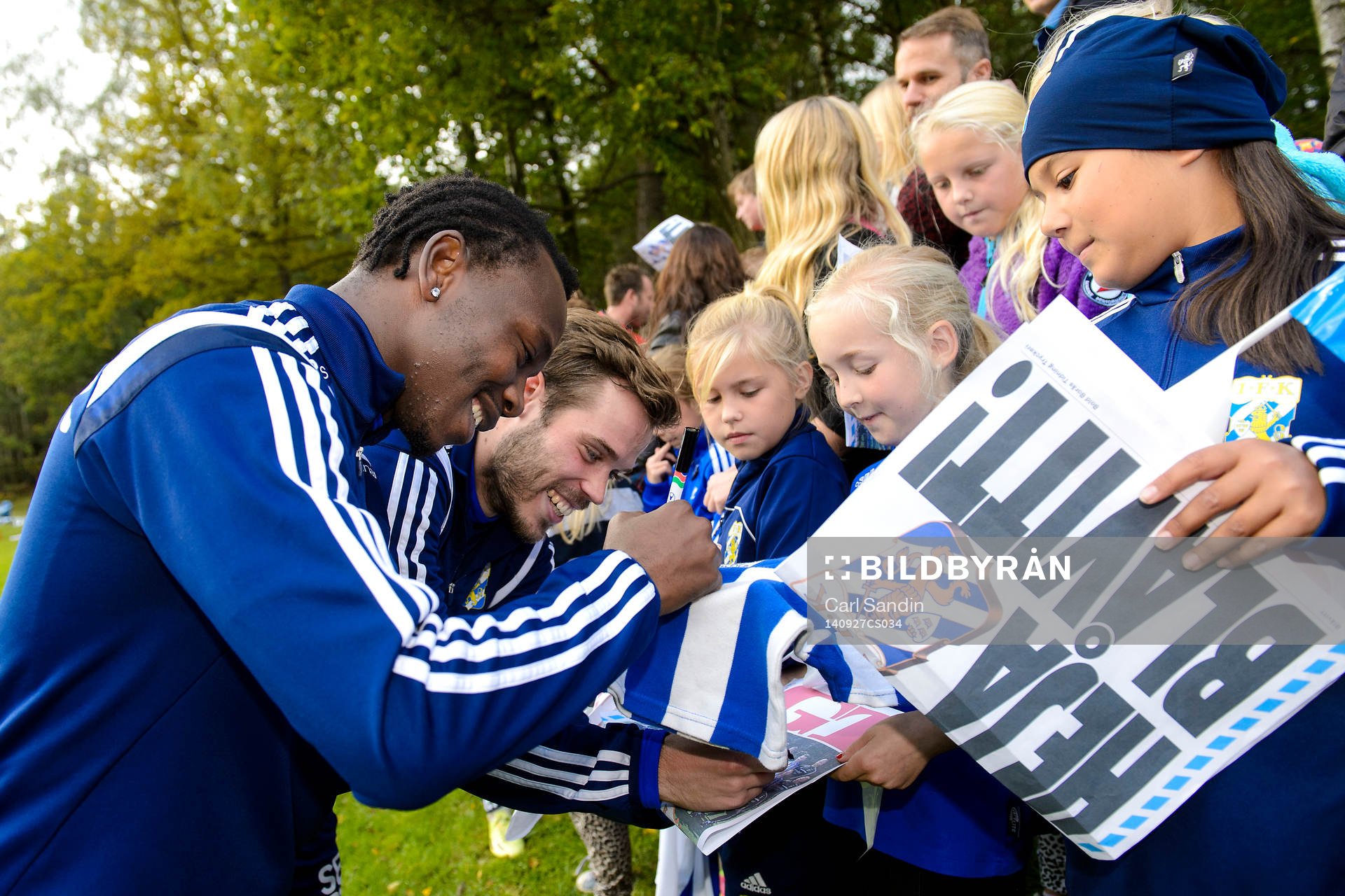 IFK Göteborgs May Mahlangu och Emil Salomonsson skriver autografer under kamratgårdens dag den 27 september 2014 i Göteborg.