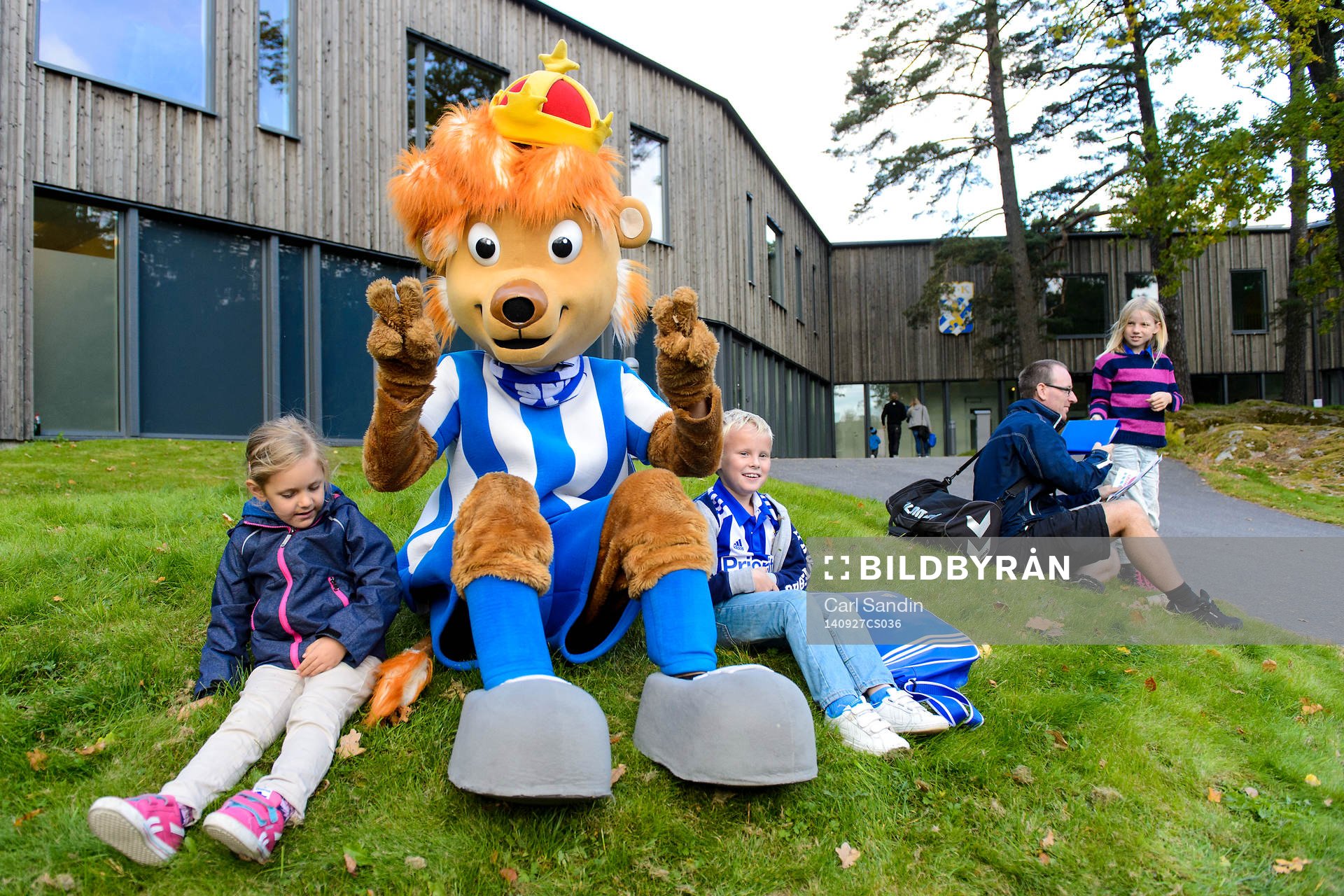 IFK Göteborgs maskot, Leo, sitter framför Kamratgården