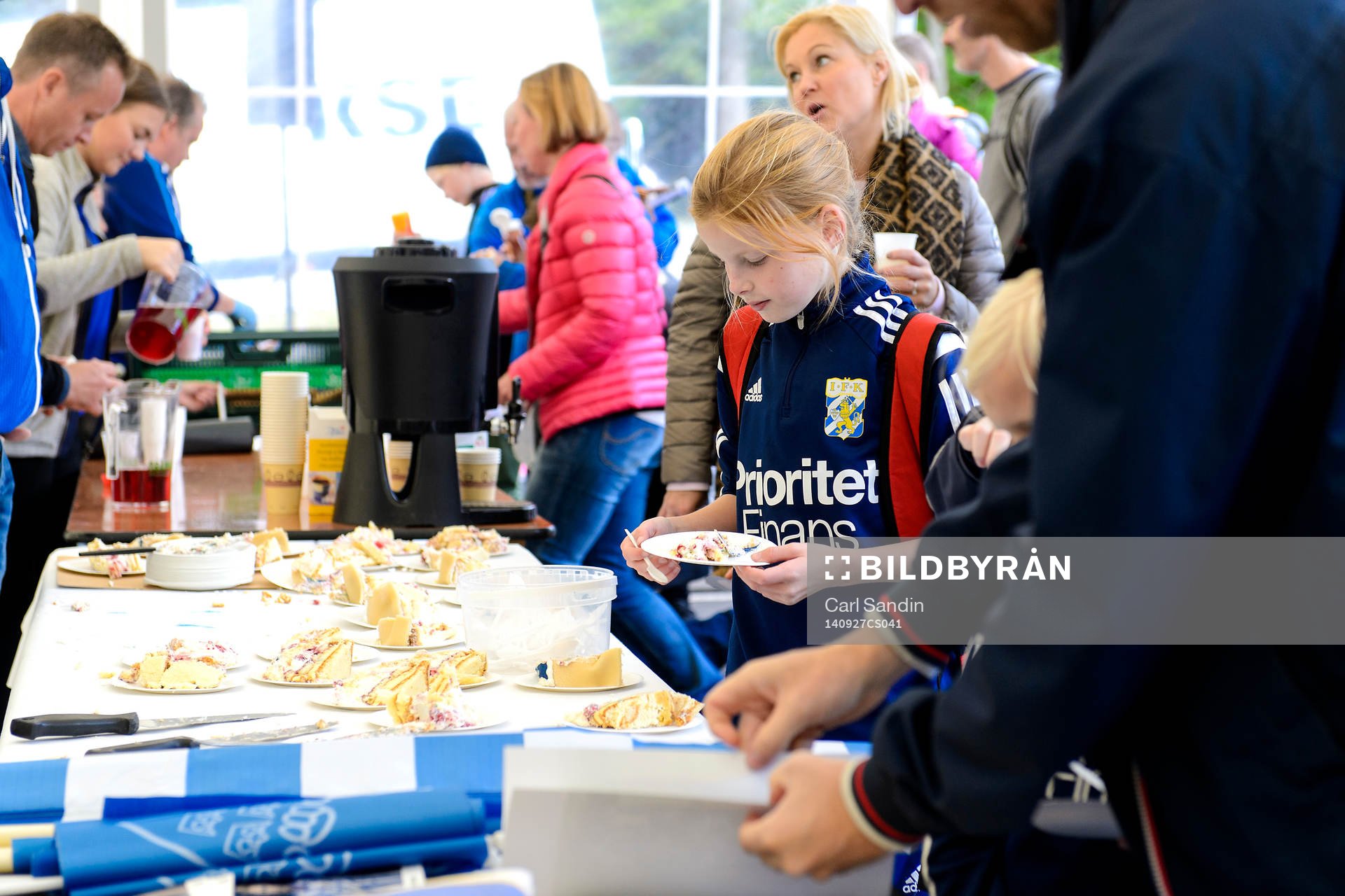 Tårta serveras under kamratgårdens dag den 27 september 2014 i Göteborg.