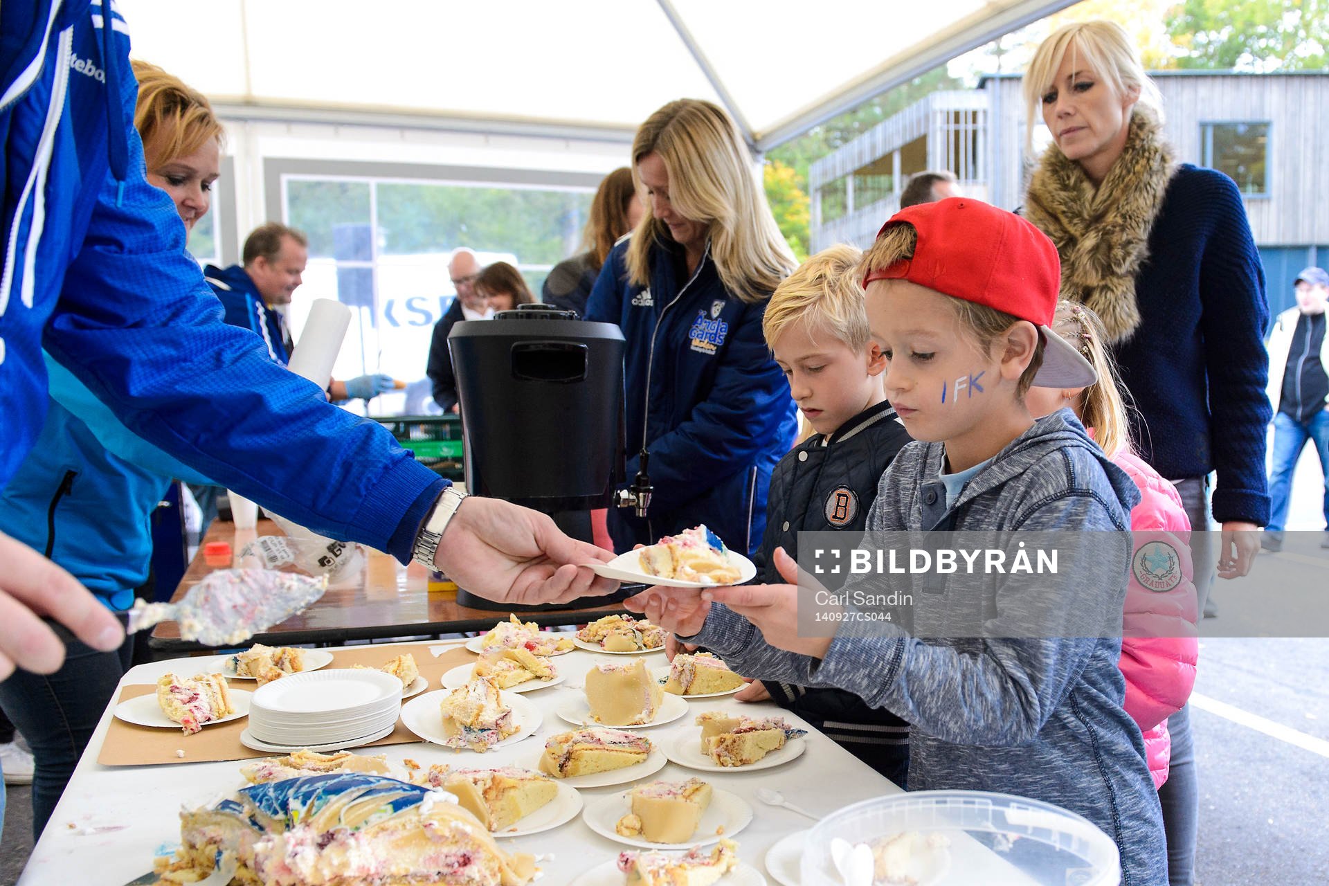 Tårta serveras under kamratgårdens dag den 27 september 2014 i Göteborg.