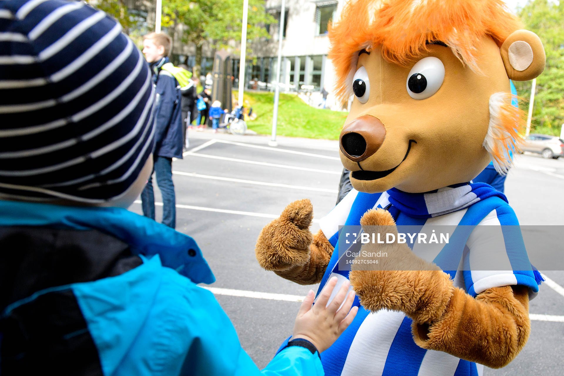 IFK Göteborgs maskot, Leo, gör tummen upp under kamratgårdens dag den 27 september 2014 i Göteborg.
