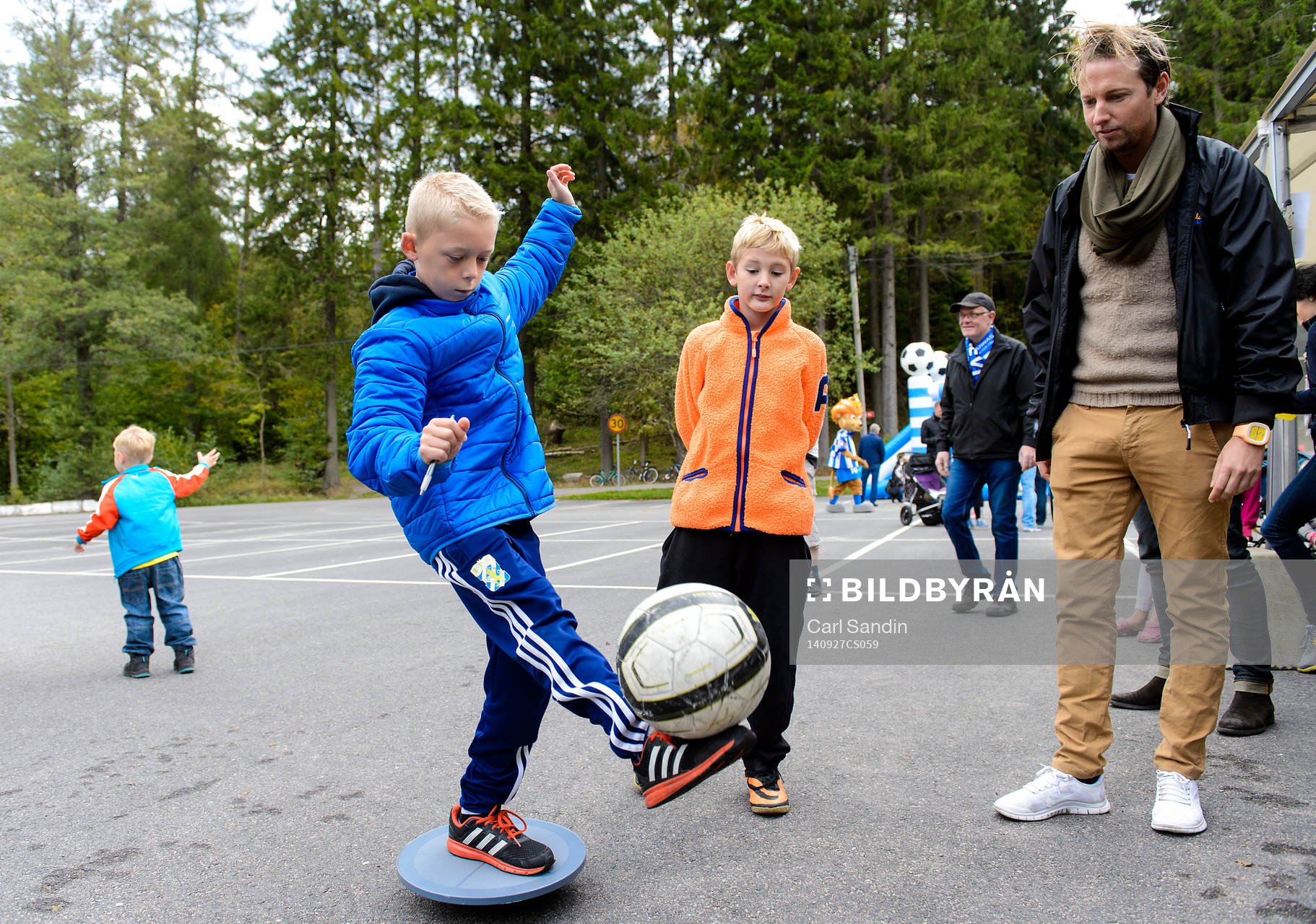 En kille kickar boll