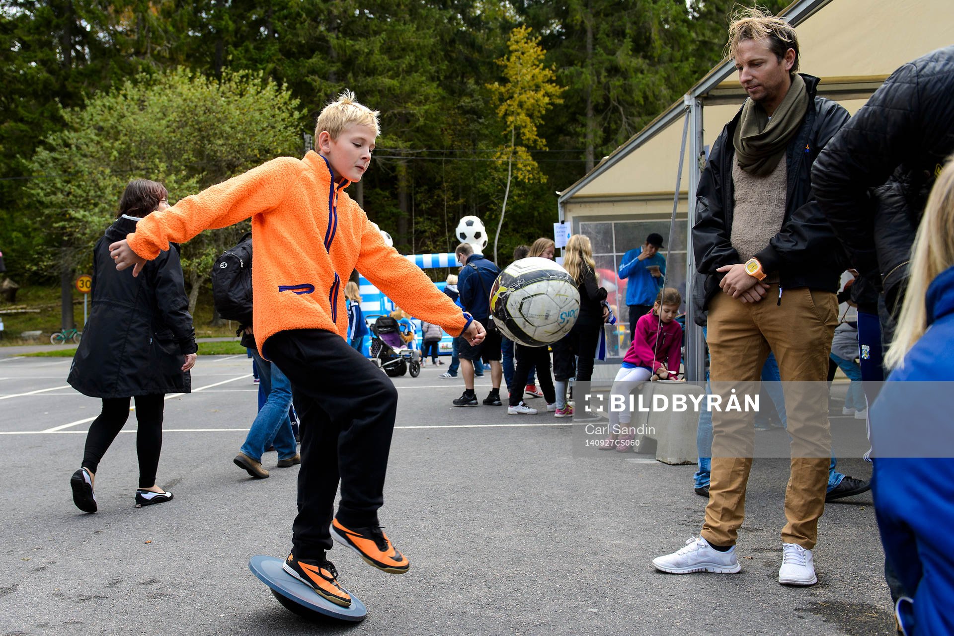 En kille kickar boll