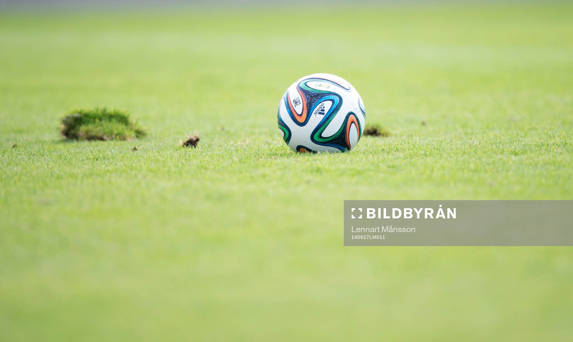 Boll och grästuva i matchen i division 3 mellan IFK Hässleholm och Saxemara i Hässleholm 27 september 2014.
