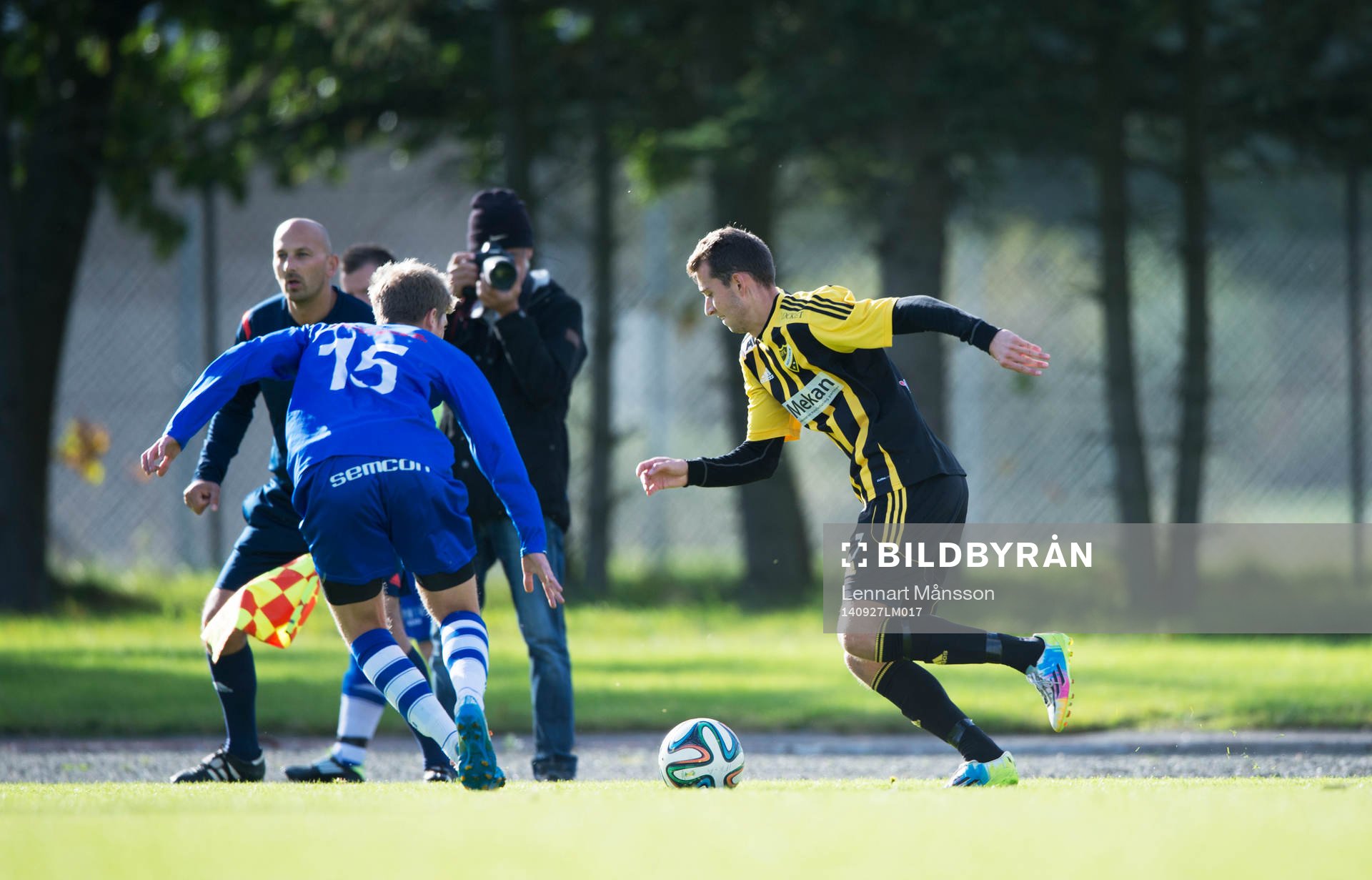 IFK Hässleholms Ilir Salja fintar en Saxemara-spelare