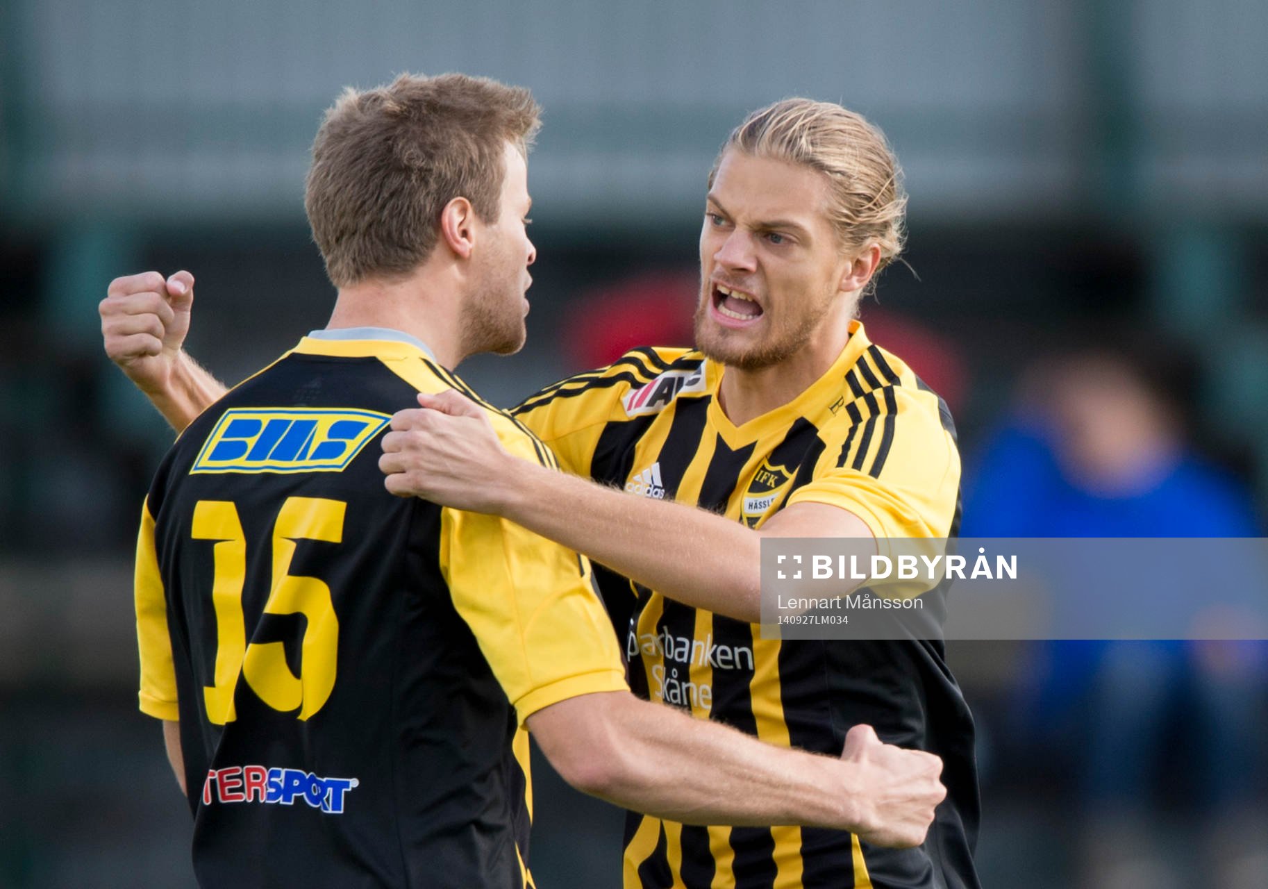 IFK Hässleholms Jesper Eliasson har gjort 1-0 och grattas