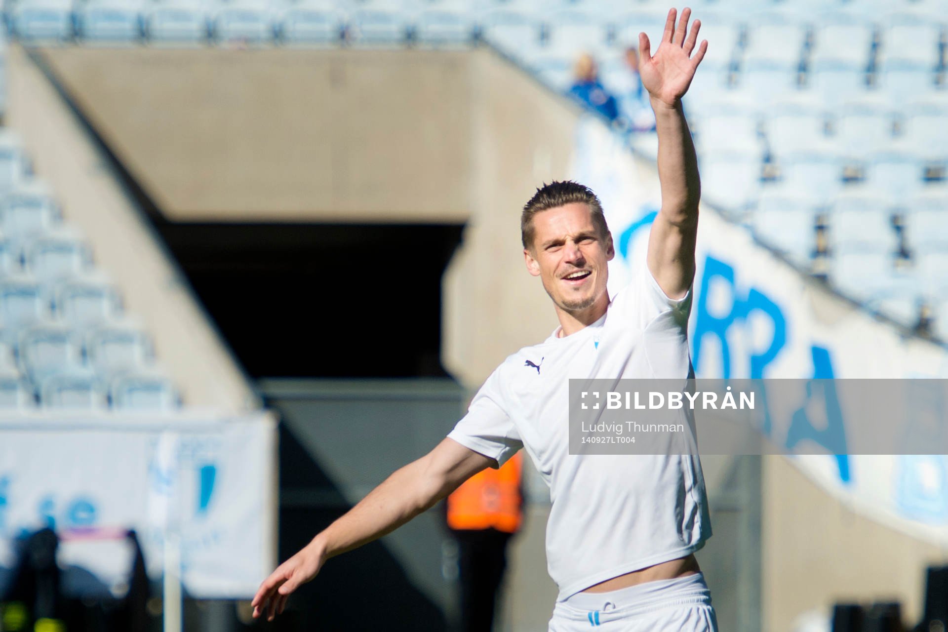 Malmö FFs Markus Rosenberg vinkar till en person på