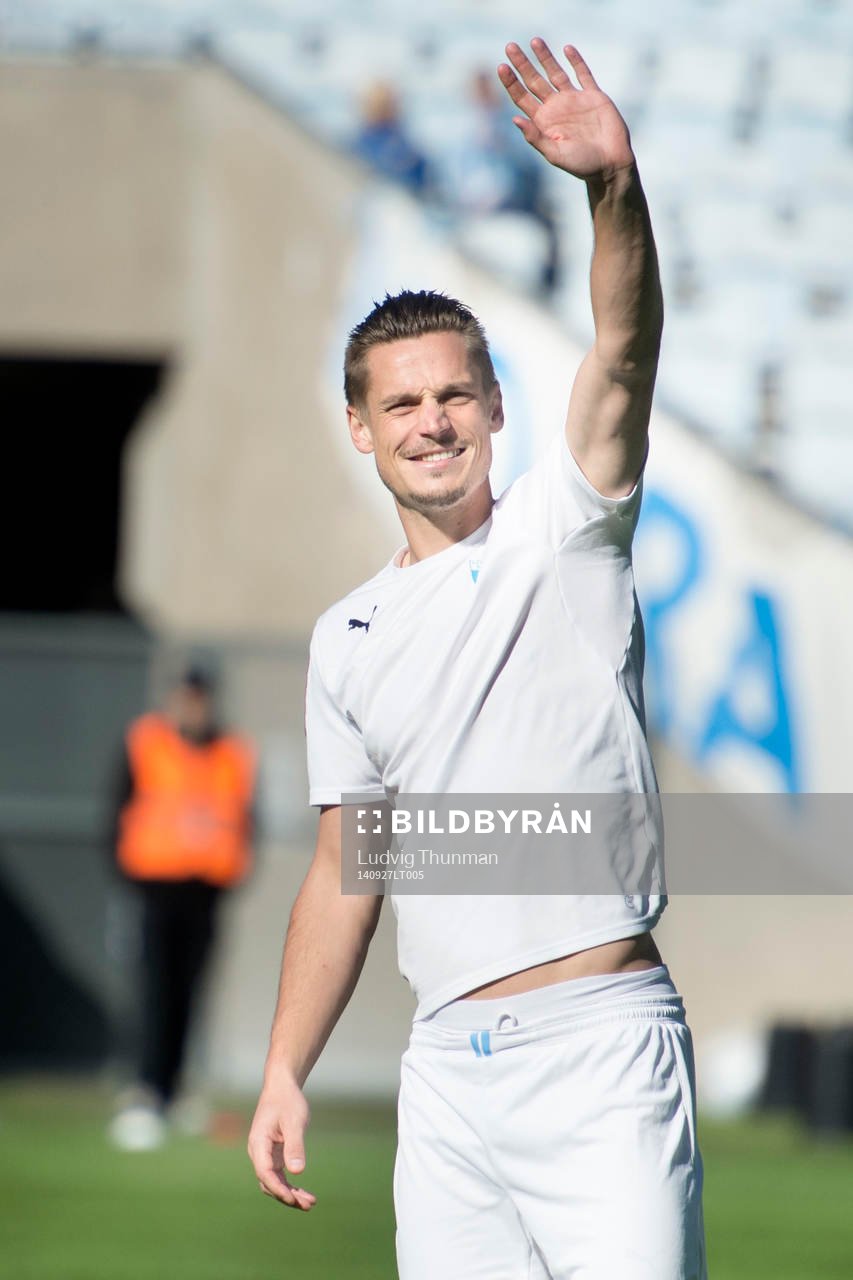 Malmö FFs Markus Rosenberg vinkar till en person på