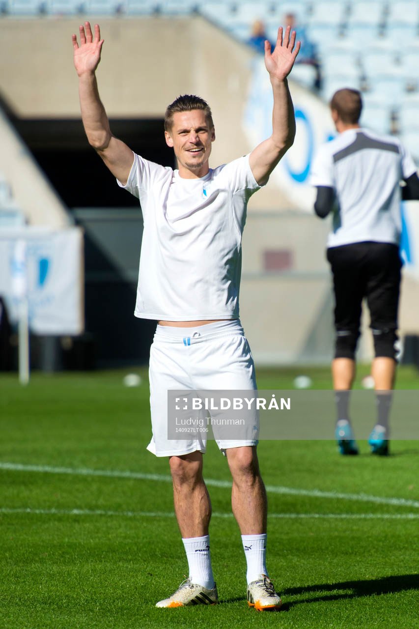 Malmö FFs Markus Rosenberg vinkar till en person på