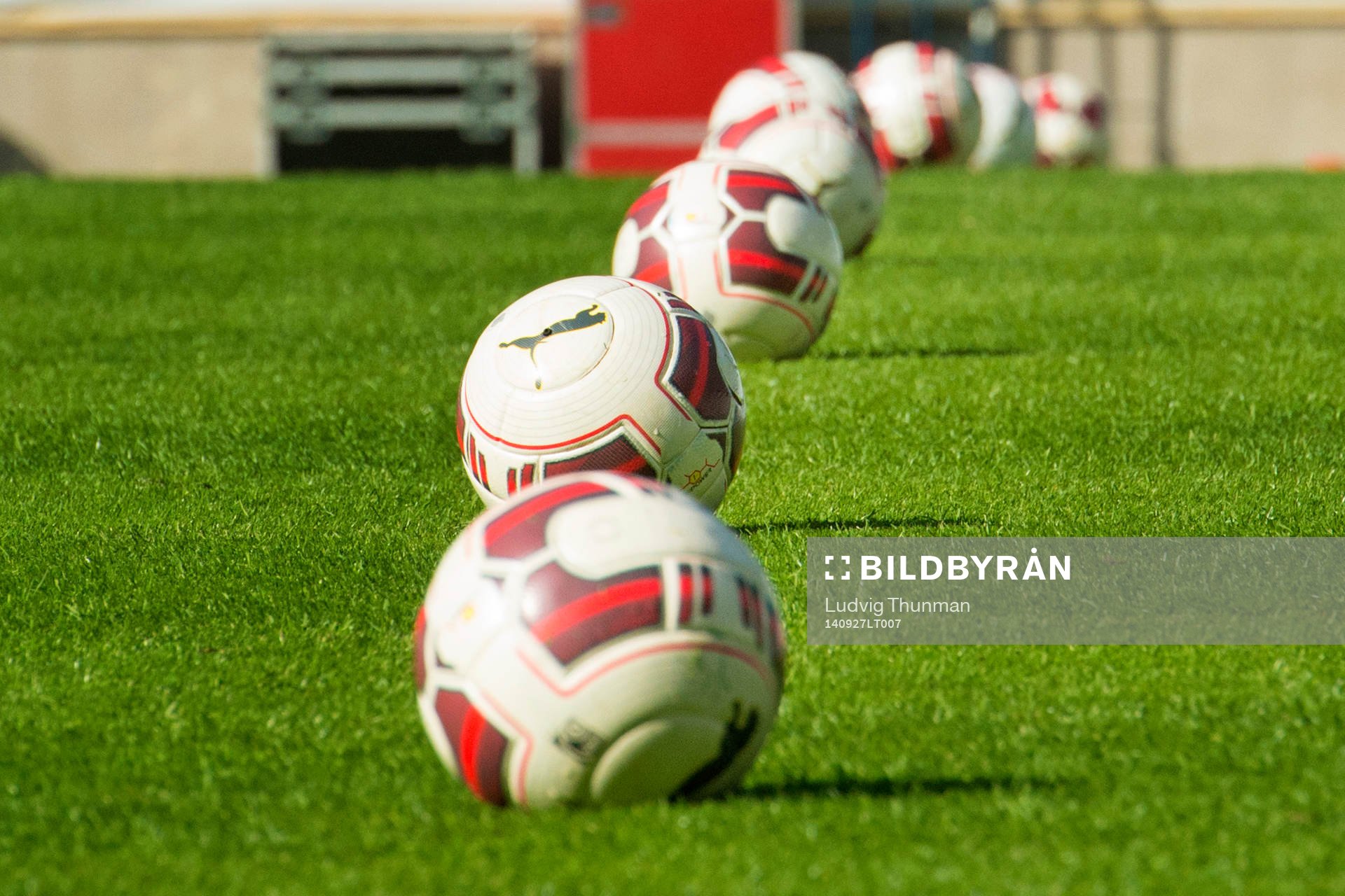 Fotbollar ligger uppradade