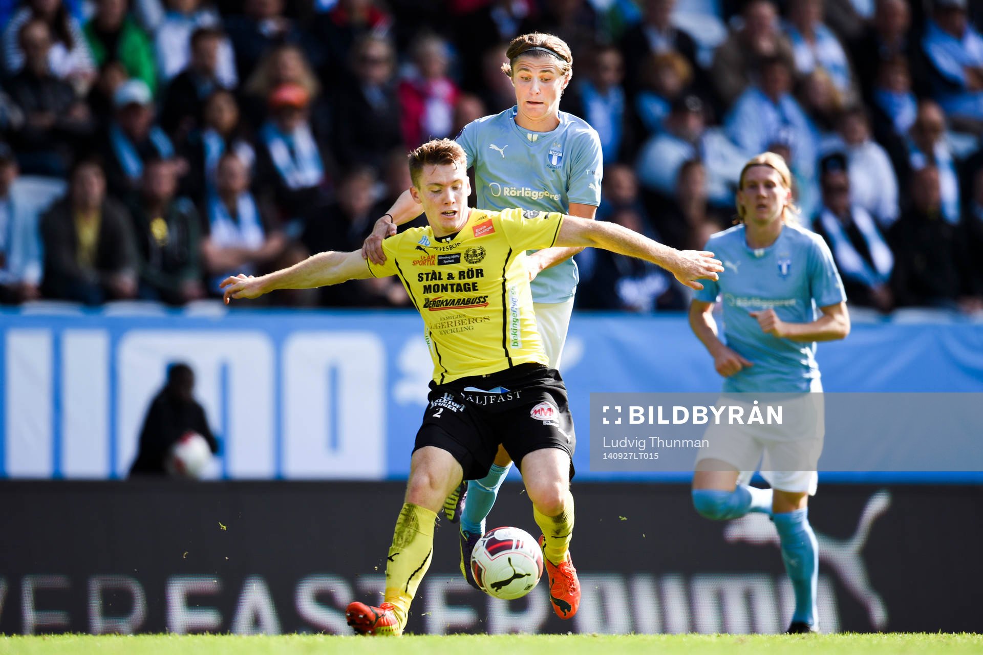 Mjällbys Viktor Agardius i kamp med Malmö FFs Pawel Cibicki under matchen i Allsvenskan mellan Malmö FF och Mjällby den 27 september 2014 i Malmö.