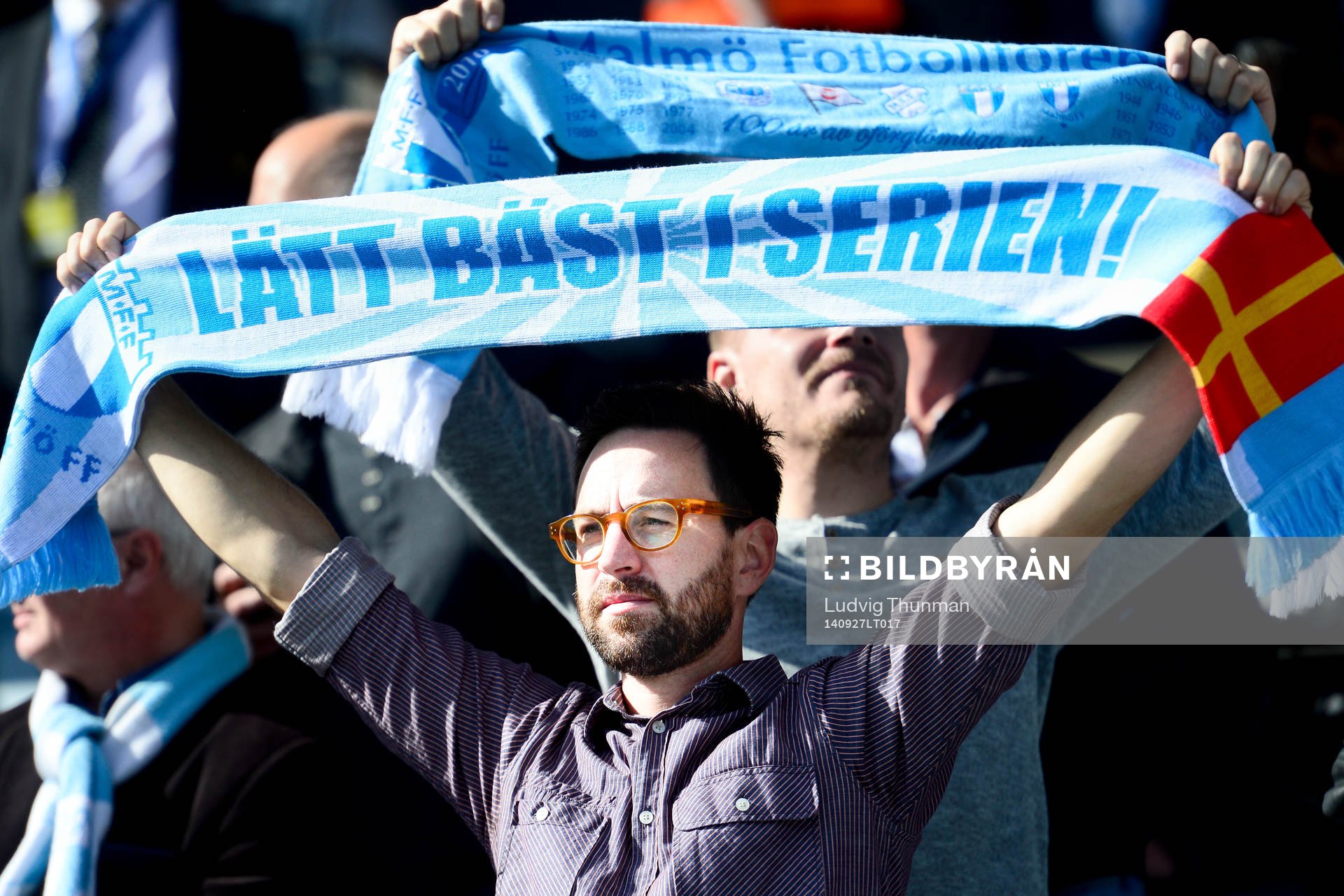 En supporter håller upp sin halsduk