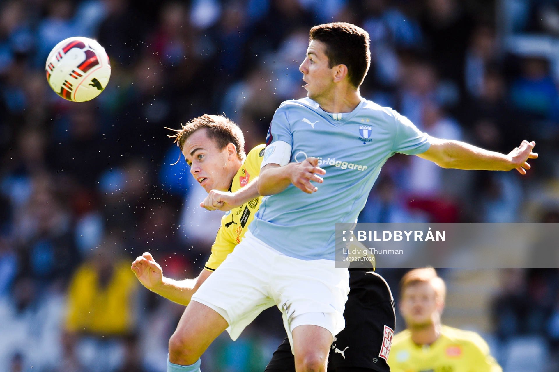 Malmö FFs Erdal Rakip i luftduell med Mjällbys Viktor