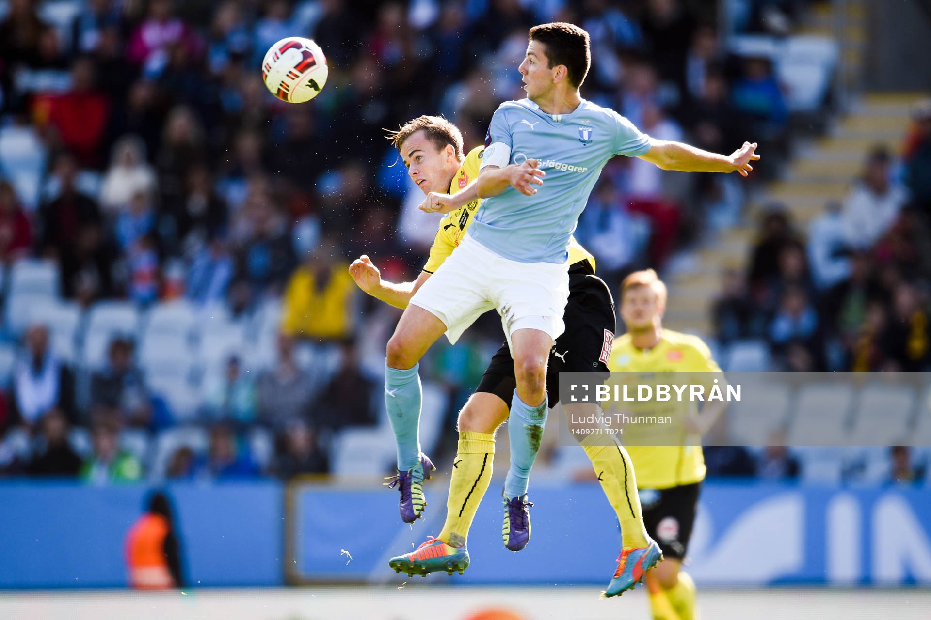 Malmö FFs Erdal Rakip i luftduell med Mjällbys Viktor