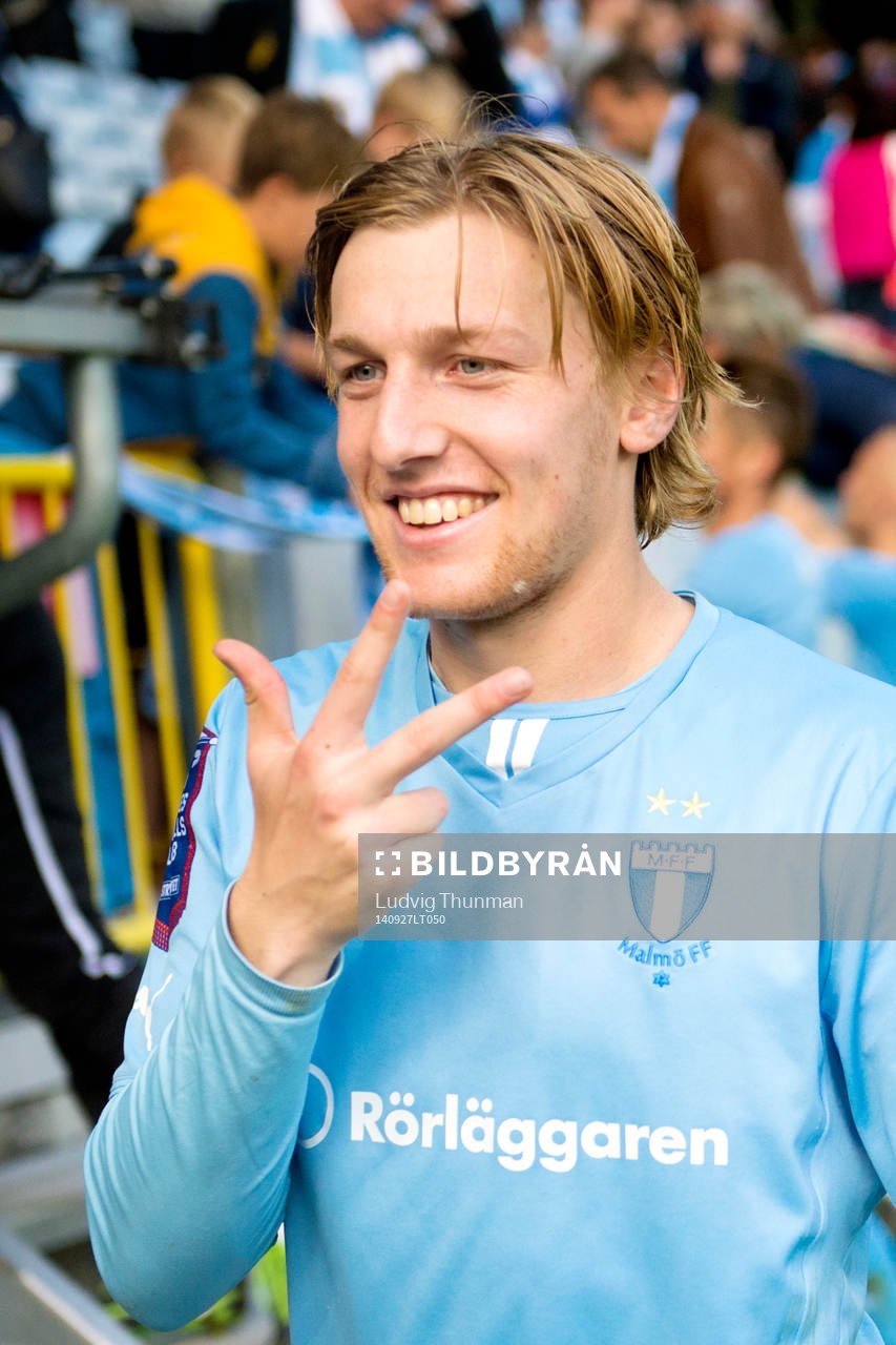 Malmö FFs Emil Forsberg visar tre fingrar för att